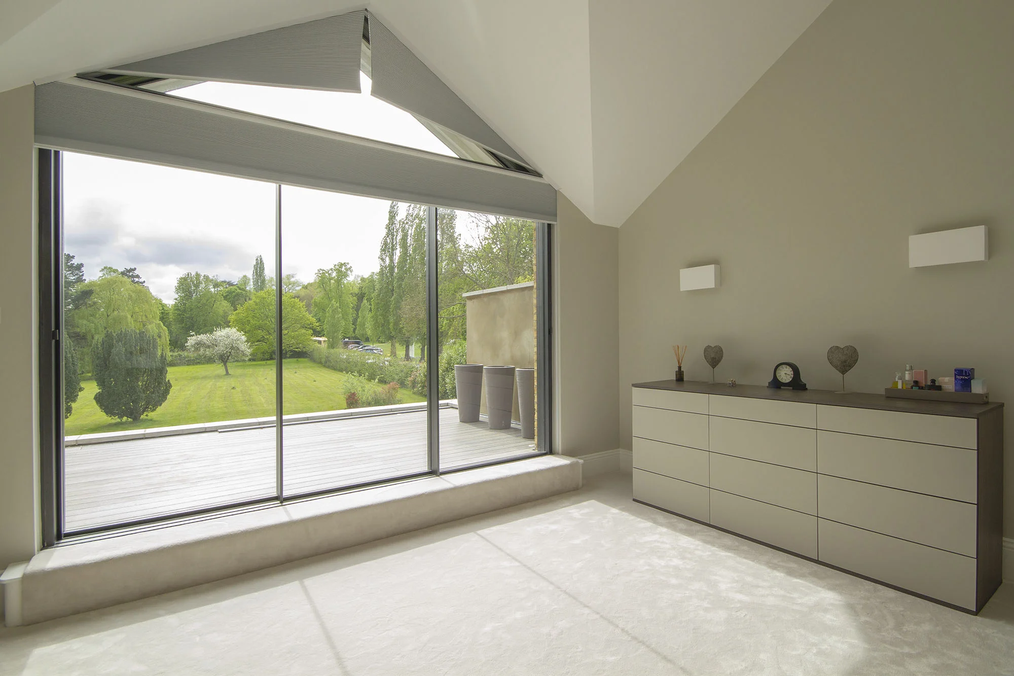 Gable window with concealed blinds