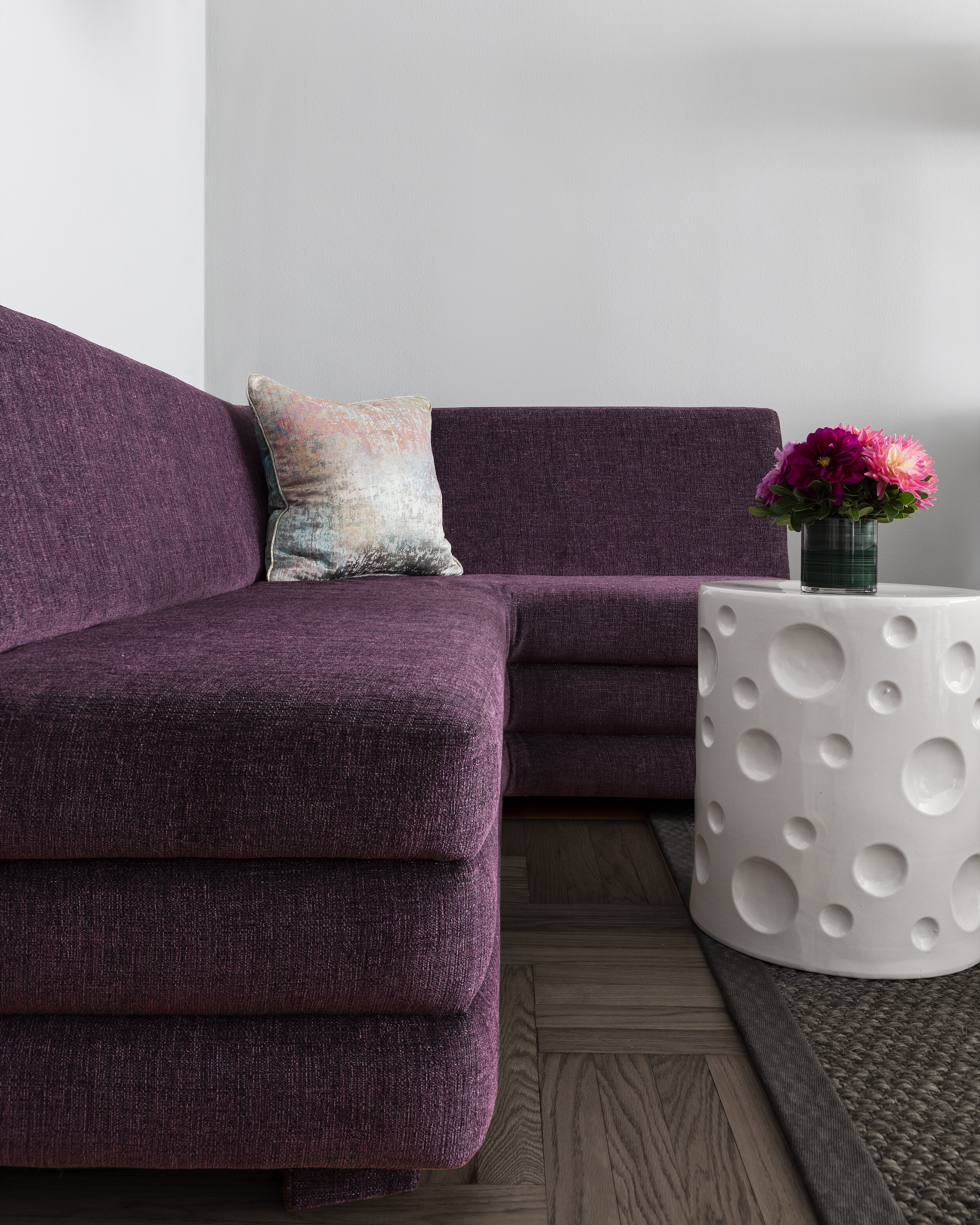 jacqueline-cutler-larchmont-residence-commercial-lobby-LR-living-room-detail-purple-couch.jpg