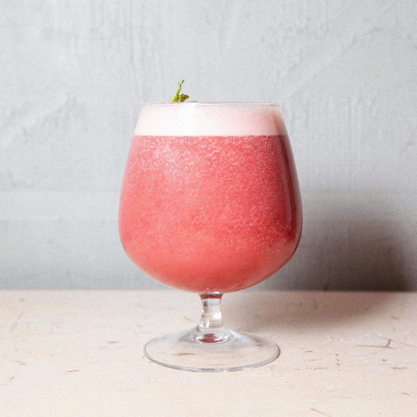 This is a LILA smoothie, a tasty blend of beetroot, orange, apple, ginger, lemon juice and some almond milk. Sounds good? Tastes better ☻

#surfhousebarcelona #shb #surfhouse #neverhungry #alwaysfrothing