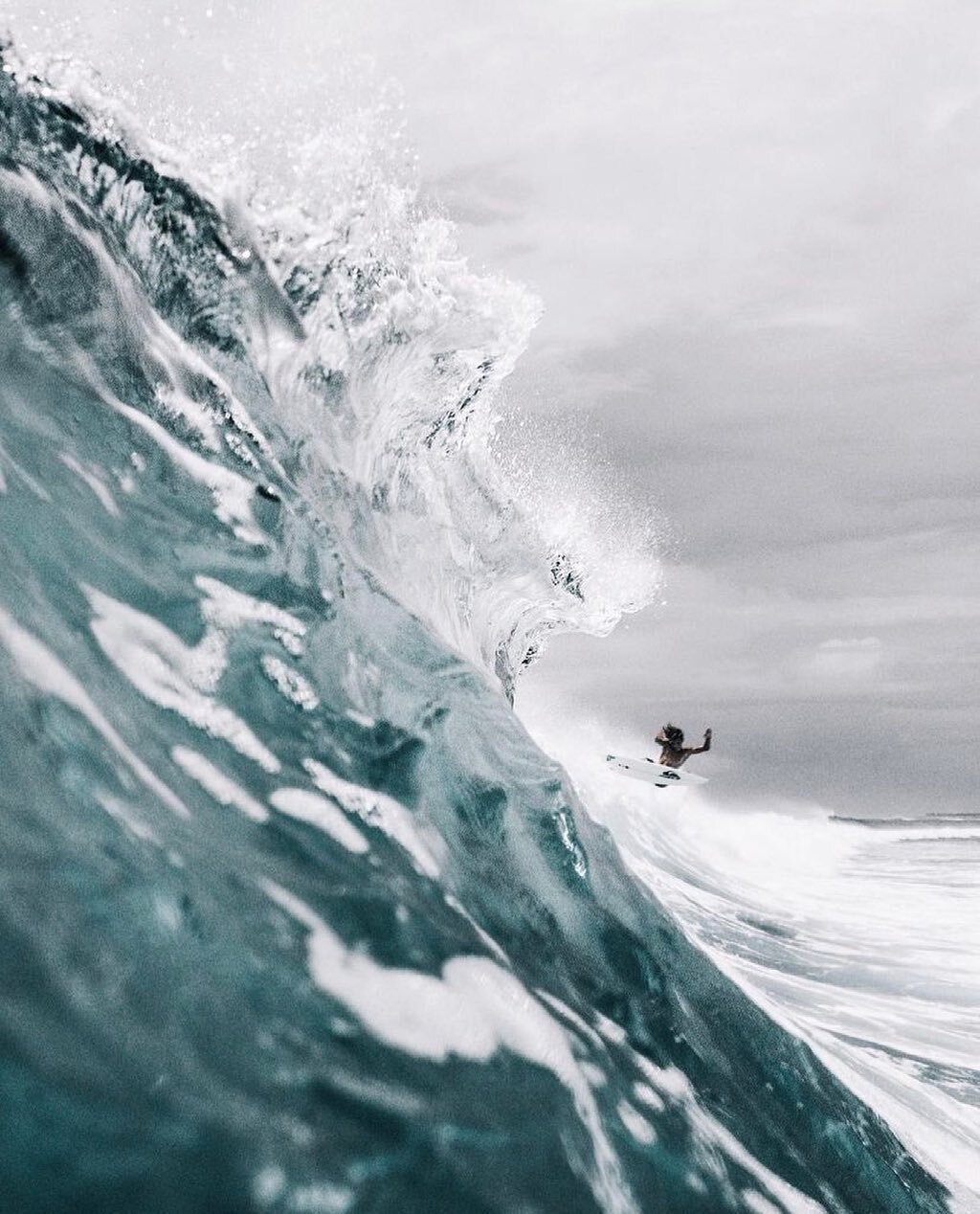 SHB&rsquo;s @janbein in Maldives during one of our surf trips, seen through @chechupajares &lsquo; lense.

surftrips@surfhousebarcelona.com

#surfhousebarcelona #shb
#neverhungry #alwaysfrothing