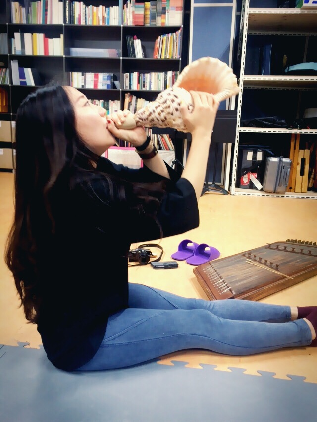 Haeweon playing the naa-kak(나각)!