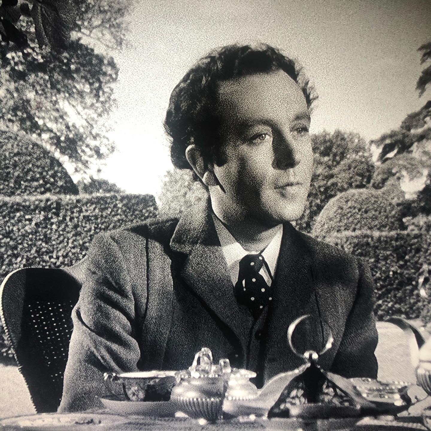 Back to gardens in films - 'Kind Hearts and Coronets' - I know poor Henry's house was filmed at Gore Court Farm but I'm not sure that the topiary was. @james_todman this looks like your recent post?? Any ideas?