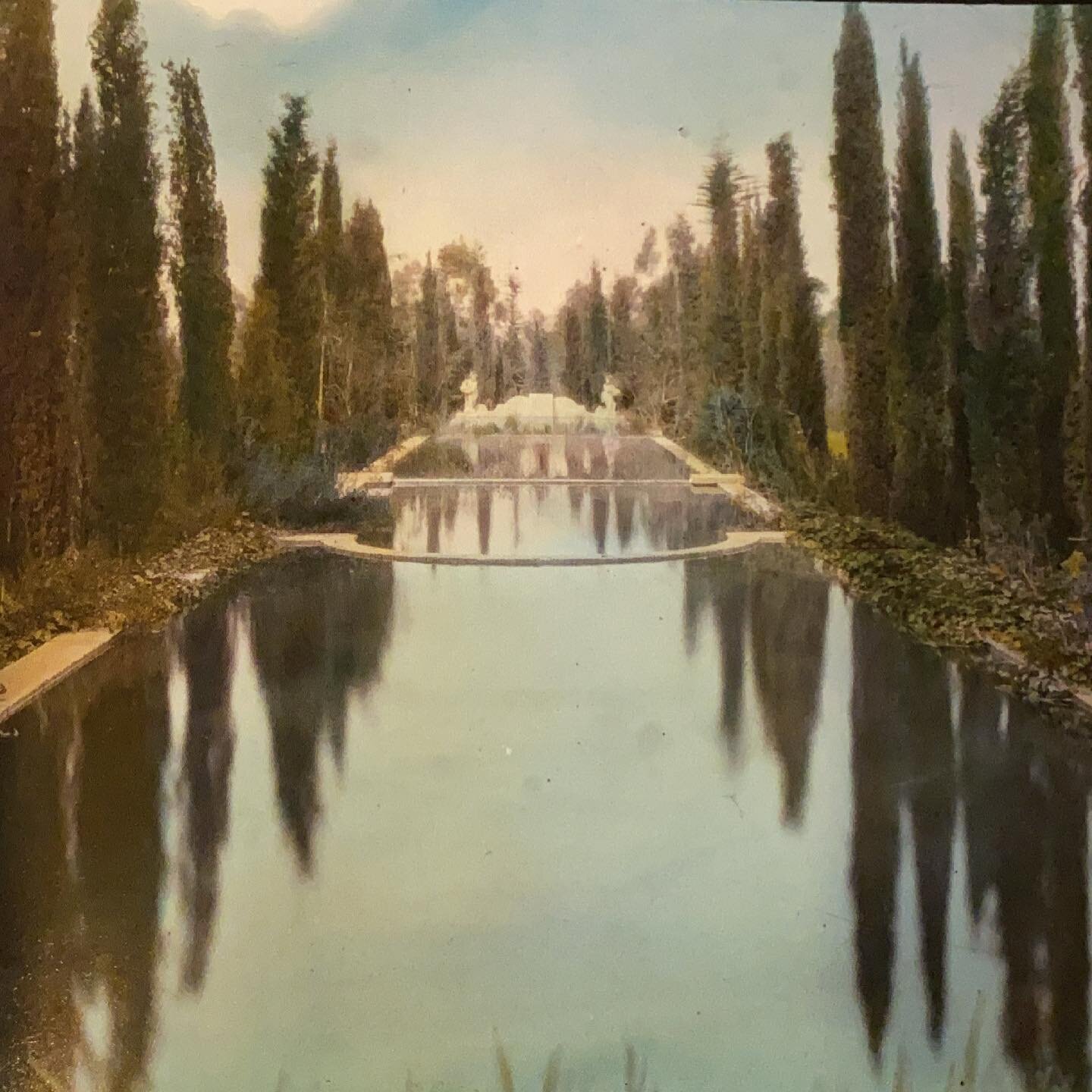 The reflecting pool, New Place, William Henry Crocker House, Hillsborough, California. Coloured photograph by Frances Benjamin Johnston, 1917. Library of Congress.