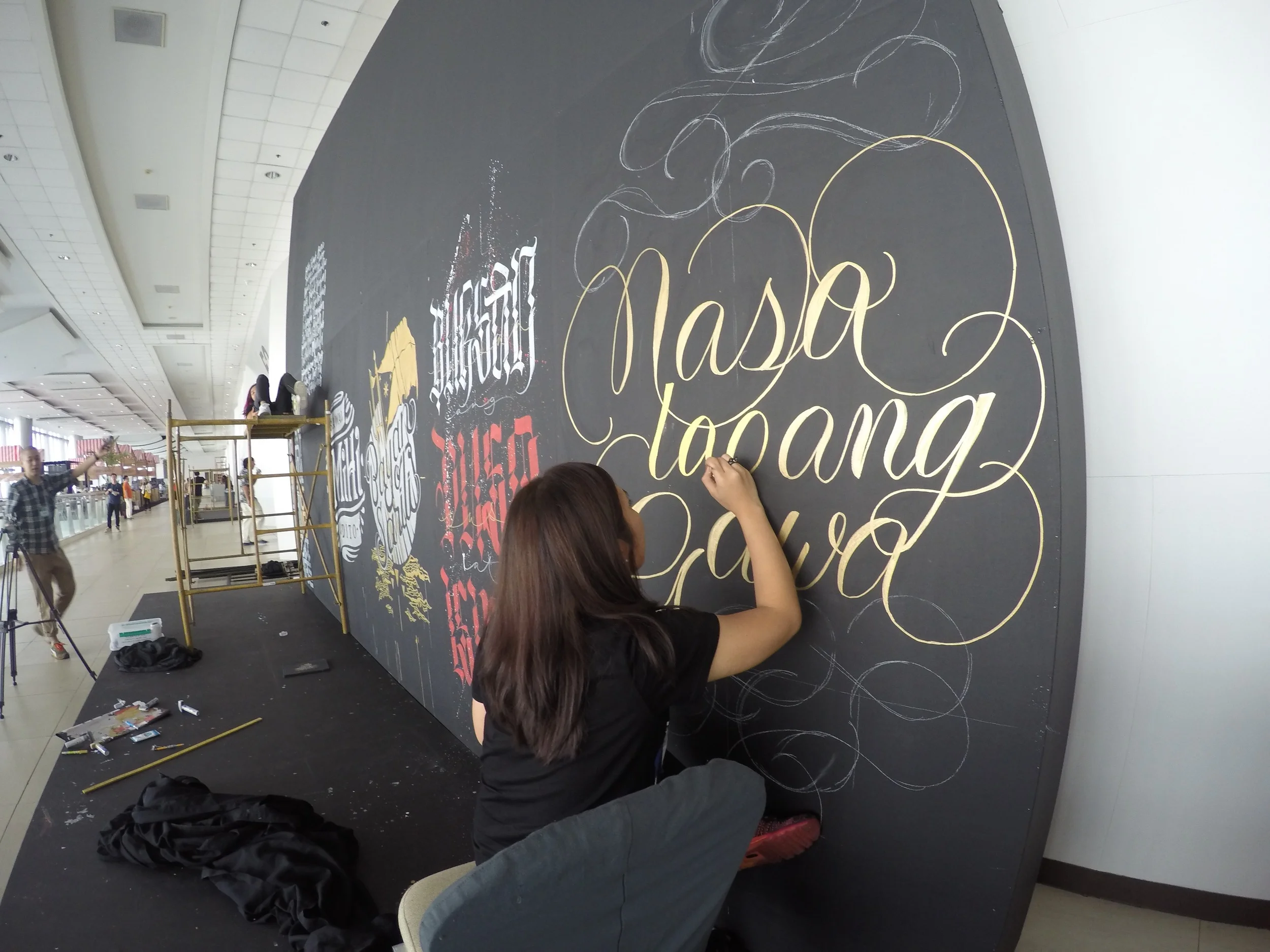 Manila Fame in collaboration with Zig Kuretake invited 6 artists to create a 24ft x 16ft calligraphy and lettering wall. Each artist worked on two 4ft x 8ft vertical panels with "Filipino Culture" as its main theme. Artists: Anina Rubio (@aninarubio) Patrick Cabral (@darkgravity) June Digan (@junedigann) John Ed De Vera (@battery_full) Carl Chua (@carligraphy) Geli Balcruz (@gelibalcruz) Brush Calligraphy: Jelvin Base (@jelvin) Video: https://vimeo.com/142883618 Music: "Do Undo" - Modulogeek modulogeek.com Video Equipment provided by: Independent Minds improd.net Produced by: Kakampi vimeo.com/kakampitv facebook.com/kakampitv