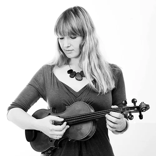 PATSY REIDFiddle and viola on tracks 2, 8 and 11. Cello on track 2Probably the most 'in demand' fiddler in the UK, Patsy also expertly supplies viola and cello to The Fruited Thorn. Master of her own style she works with a 'who's who' of contemporar…