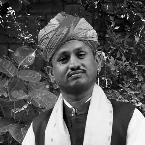 DAYAM KHAN MANGANIYAR Vocals on tracks 2 and 11Dayam Khan Manganiyar sings the traditional songs of the Rajasthani desert lands. He can recall the names of his ancestors going back ten generations. Like him they are all musicians who passed their kn…