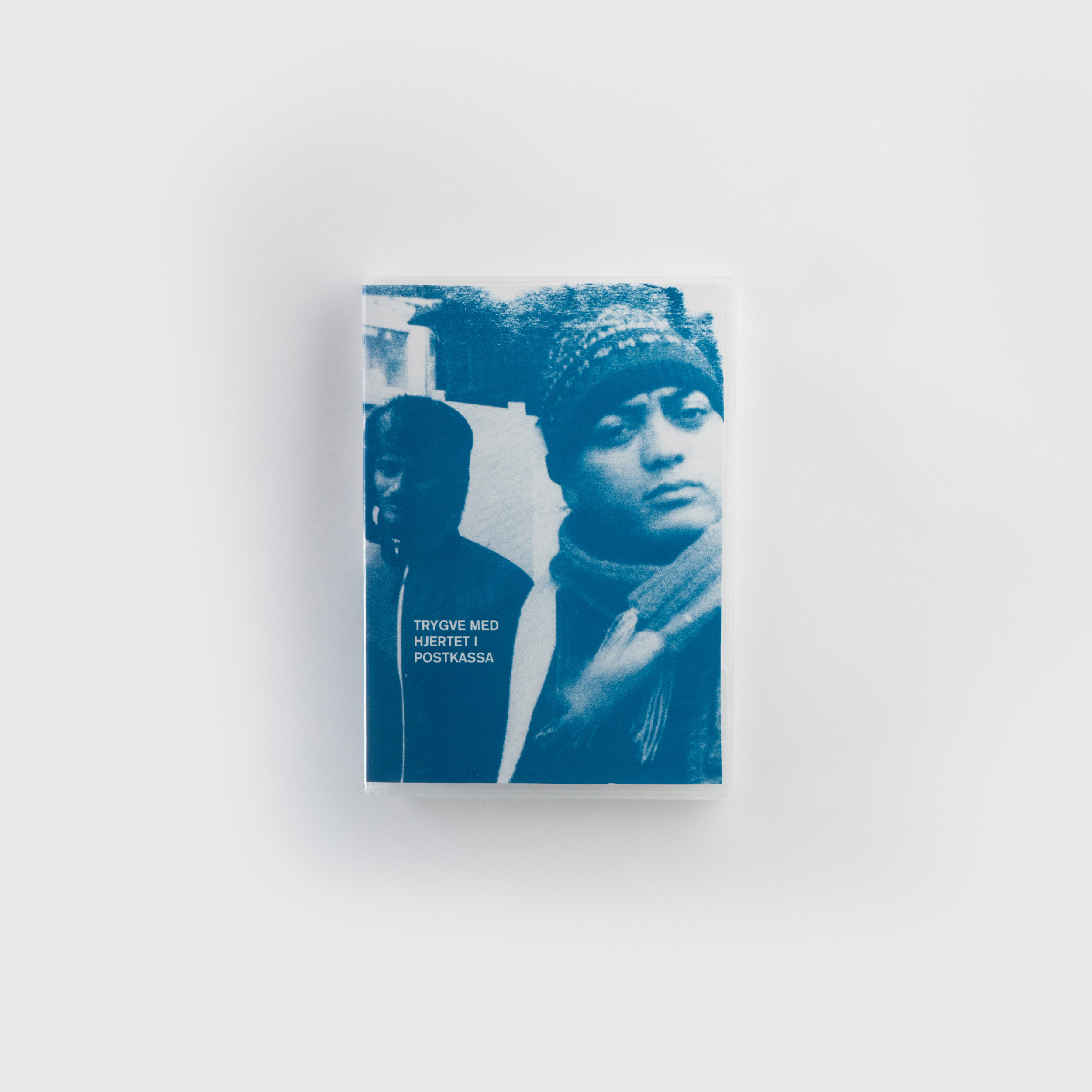 TRYGVE MED HJERTET I POSTKASSA