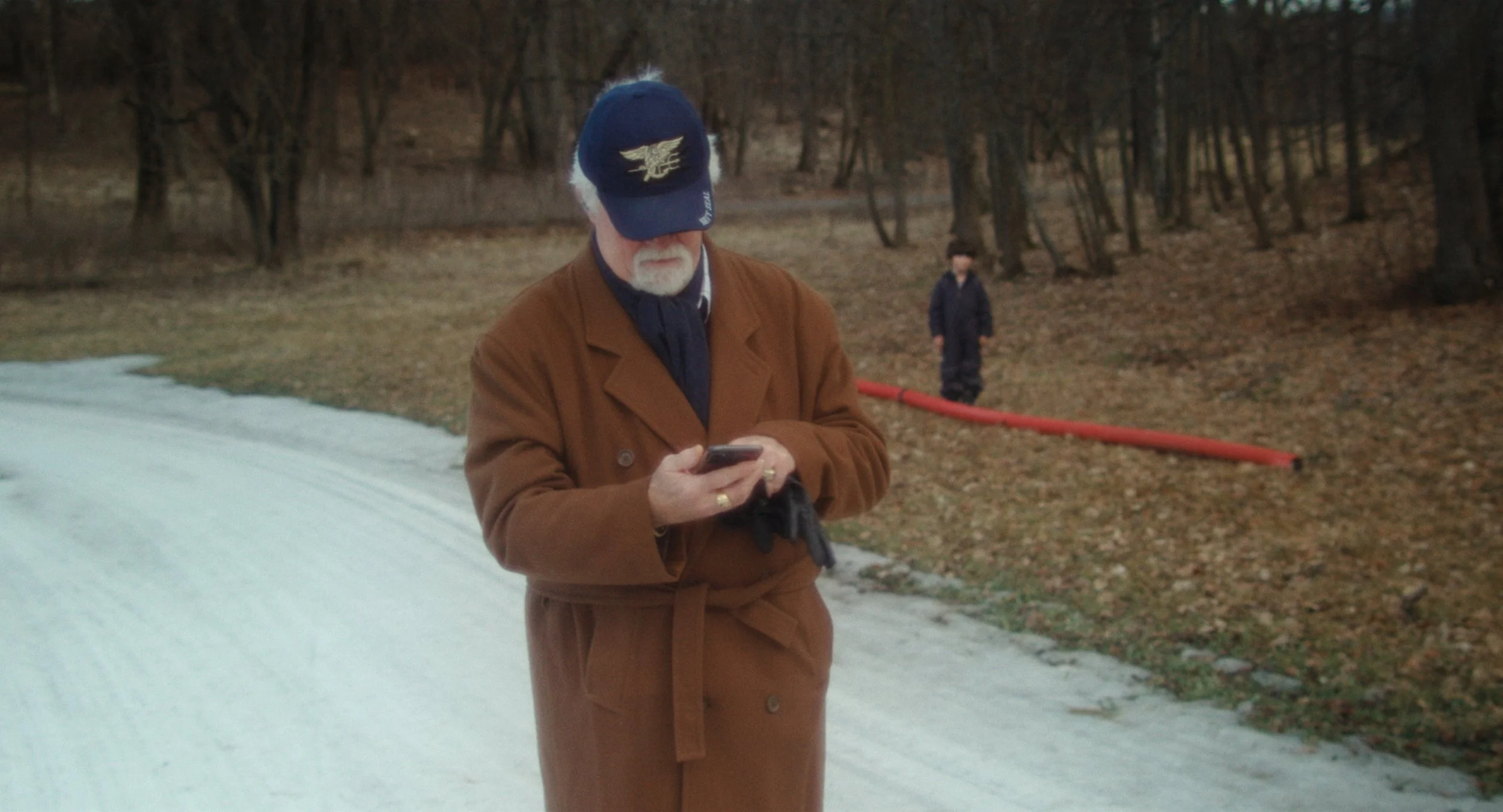 01 Barn ser på mann.jpg