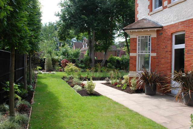 Side-garden-Woking-Lisa-Cox.jpg