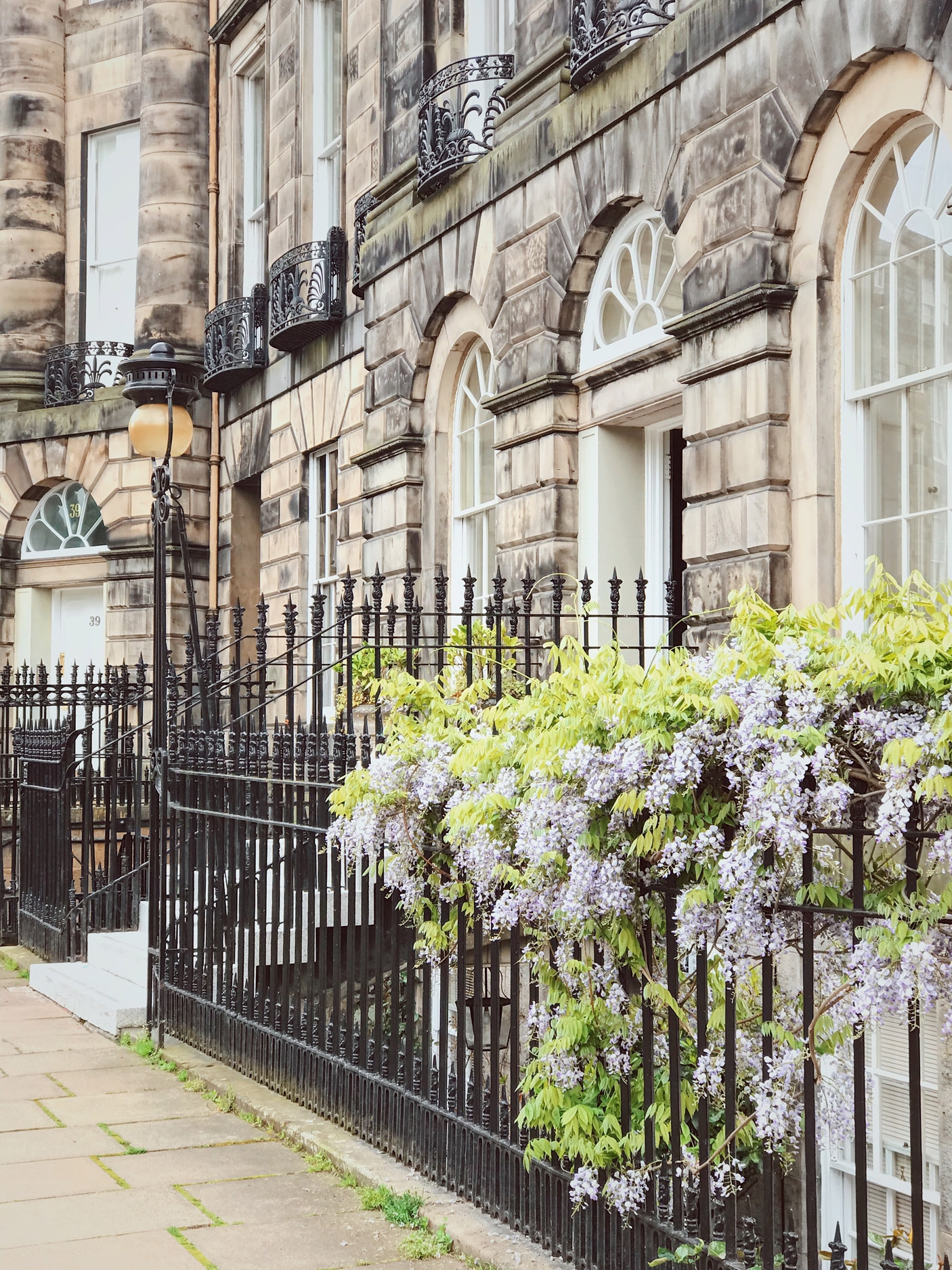 Elegant streets and spring flowers in Edinburgh's New TOwn