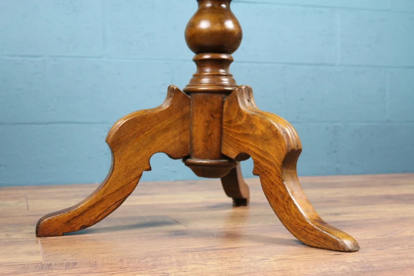 Italian inlaid tilt top table with chess board