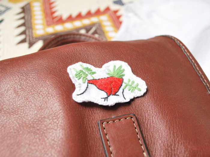 Le Badge brodé- PLUMES DANS LE SLIP © LaRobotte Brodé à la main