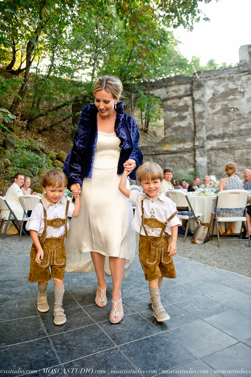 Bridalbliss.com | Columbia Gorge Wedding | Oregon Event Planning and Design | Mosca Studio | Devils Food Catering