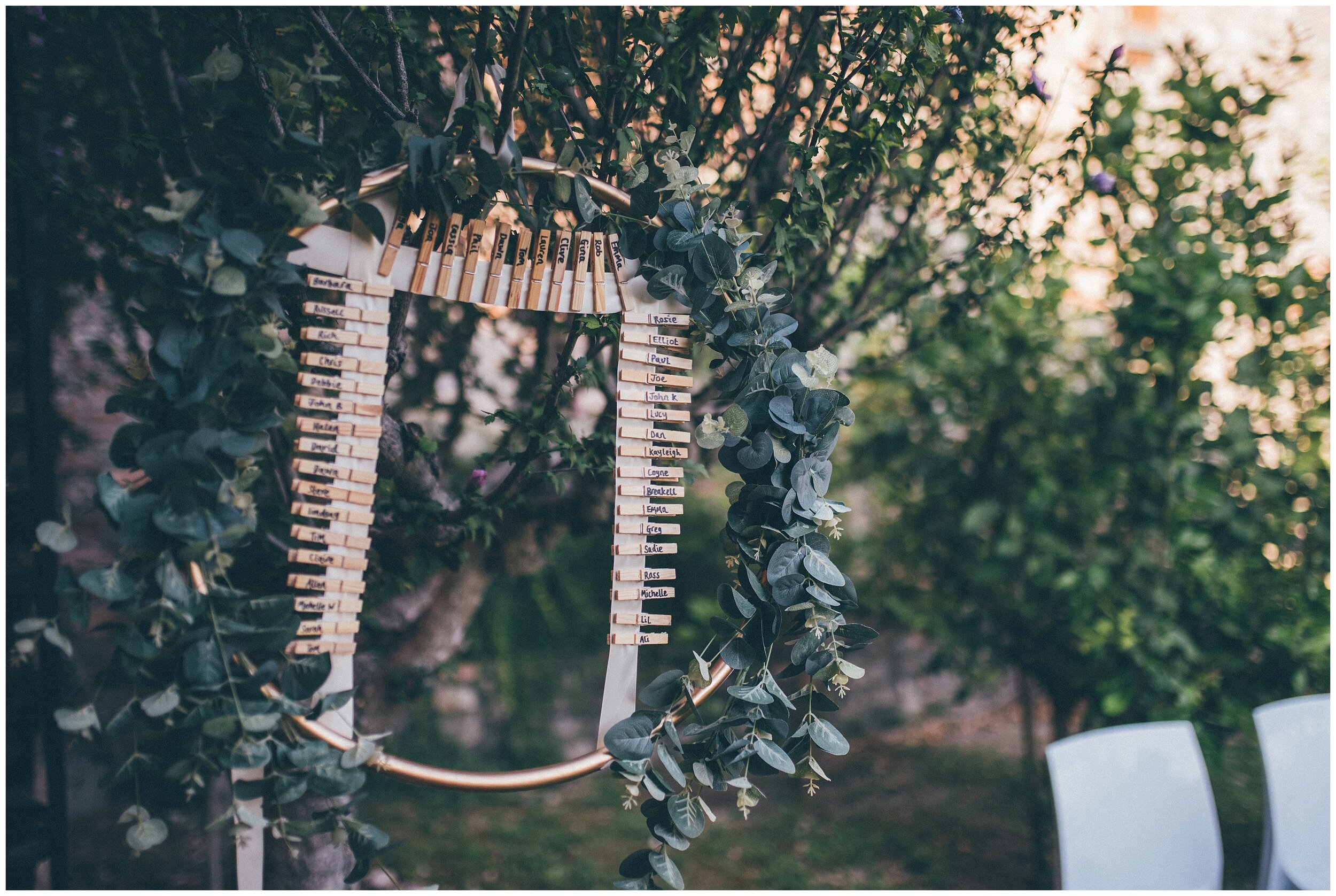 Floral hoop seating plan at Agriturismo Villa Bissiniga, Lake Garda wedding venue.