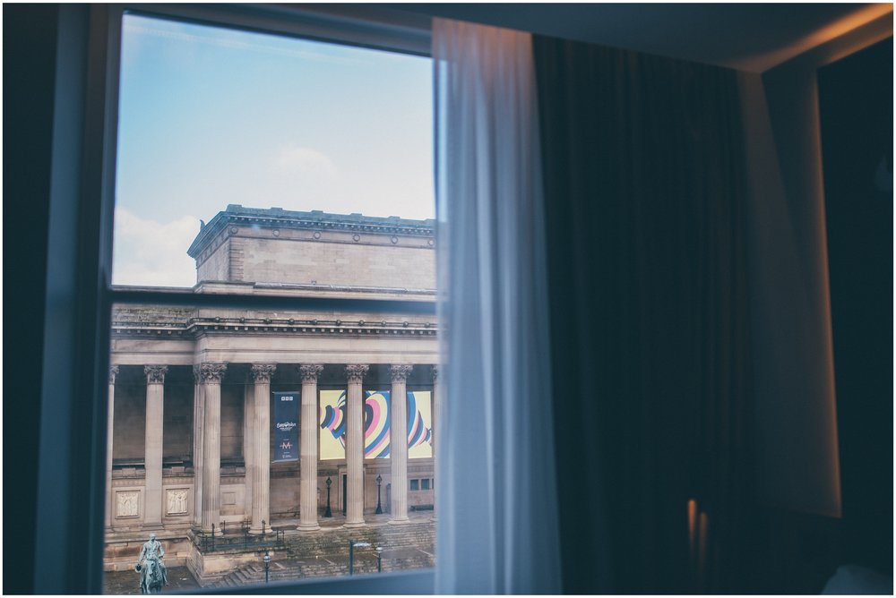 St George's Hall in Liverpool for a sunny wedding Day