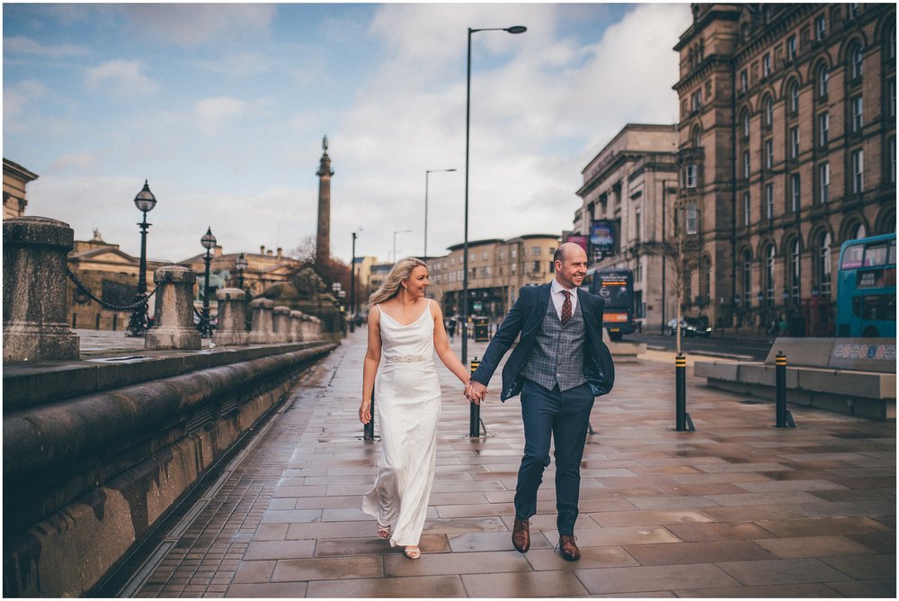 Bride and Groom elope in Liverpool city centre at St George's Hall in Liverpool