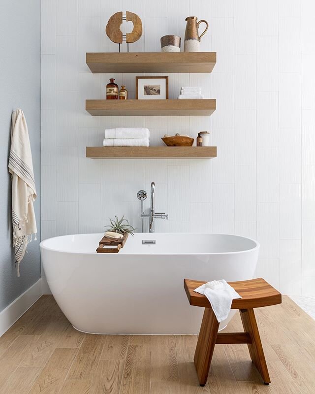 If this bathroom was mine I would spend the better part of the weekend in that tub. 
New styling work for @sherrymillien_terravista 
Soak up the full remodel on Sherry&rsquo;s feed. 
Photo @collscottphoto .
.
.
.
.
#propstyling #bathroomsofinstagram 