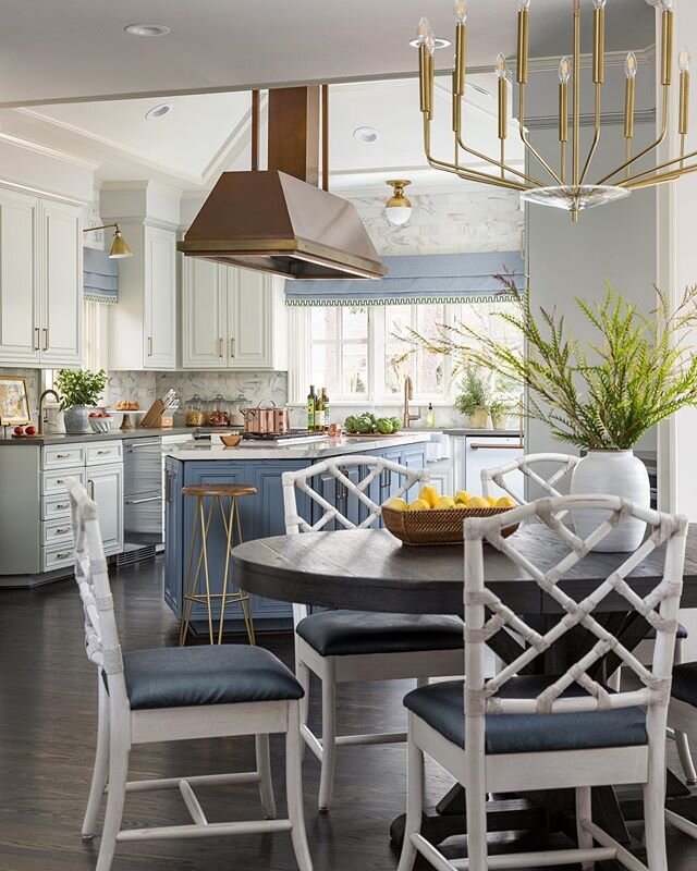 New styling work SLIDESHOW for Houston designer Michele Merz @mmi_design ➡️➡️➡️➡️➡️
This southern beauty reflects Michelle&rsquo;s passion for kitchen design and beautiful finishes. Swipe thru to see the &ldquo;before&rdquo; from this recent renovati