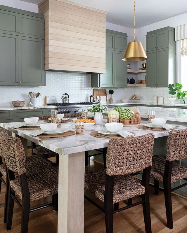 New styling work for Houston Designer Elizabeth Garrett @eg_interiors. The green cabinets along with the natural finishes and textures feels so fresh. Anyone brunching at home this weekend?
Happy Friday and be safe Houston!!
Design @eg_interiors 
Pho