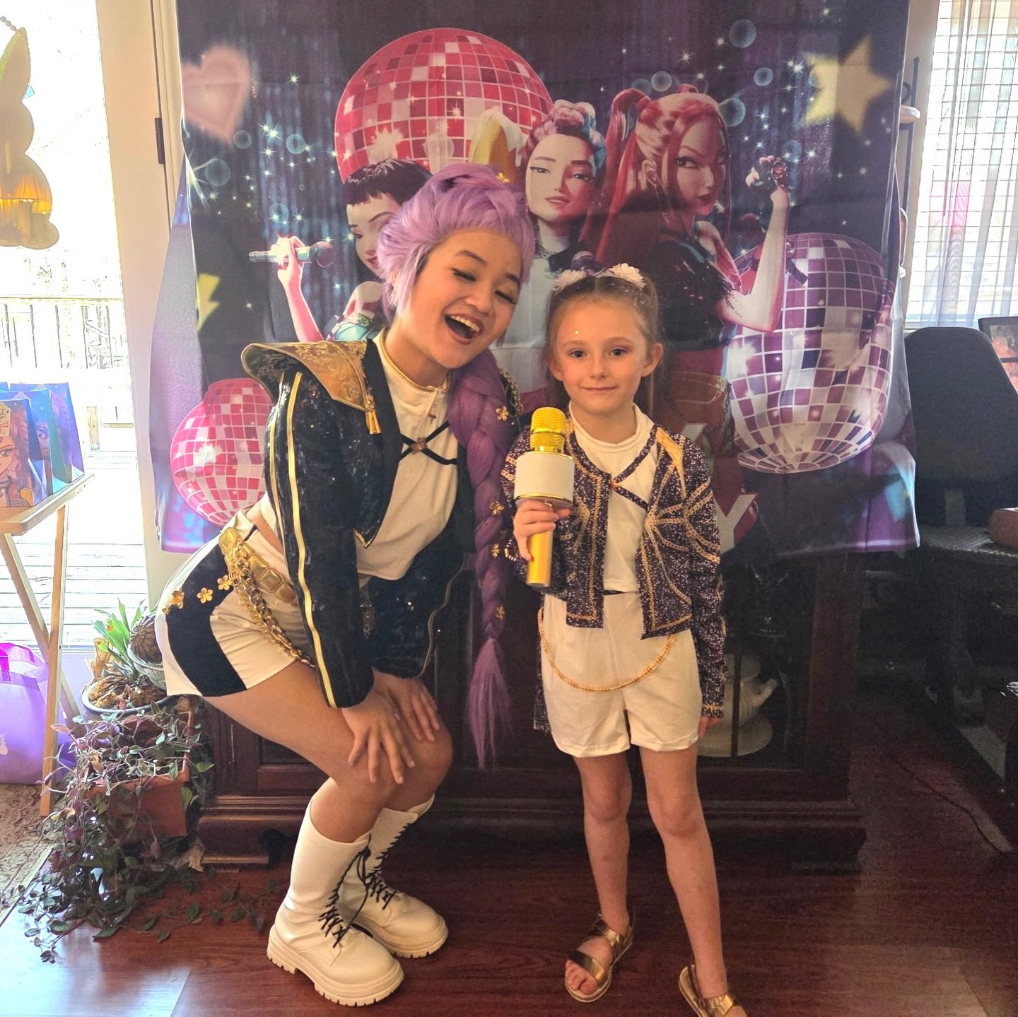 🎤With Kpop Superstar at your party, every moment is Golden!✨

With activities like:
&bull; Karaoke song and dance party 🎤
&bull; Superstar makeovers 💅
&bull; Friendship bracelet crafts🧶
🌟and MORE🌟
Your party is guaranteed to be one to remember!