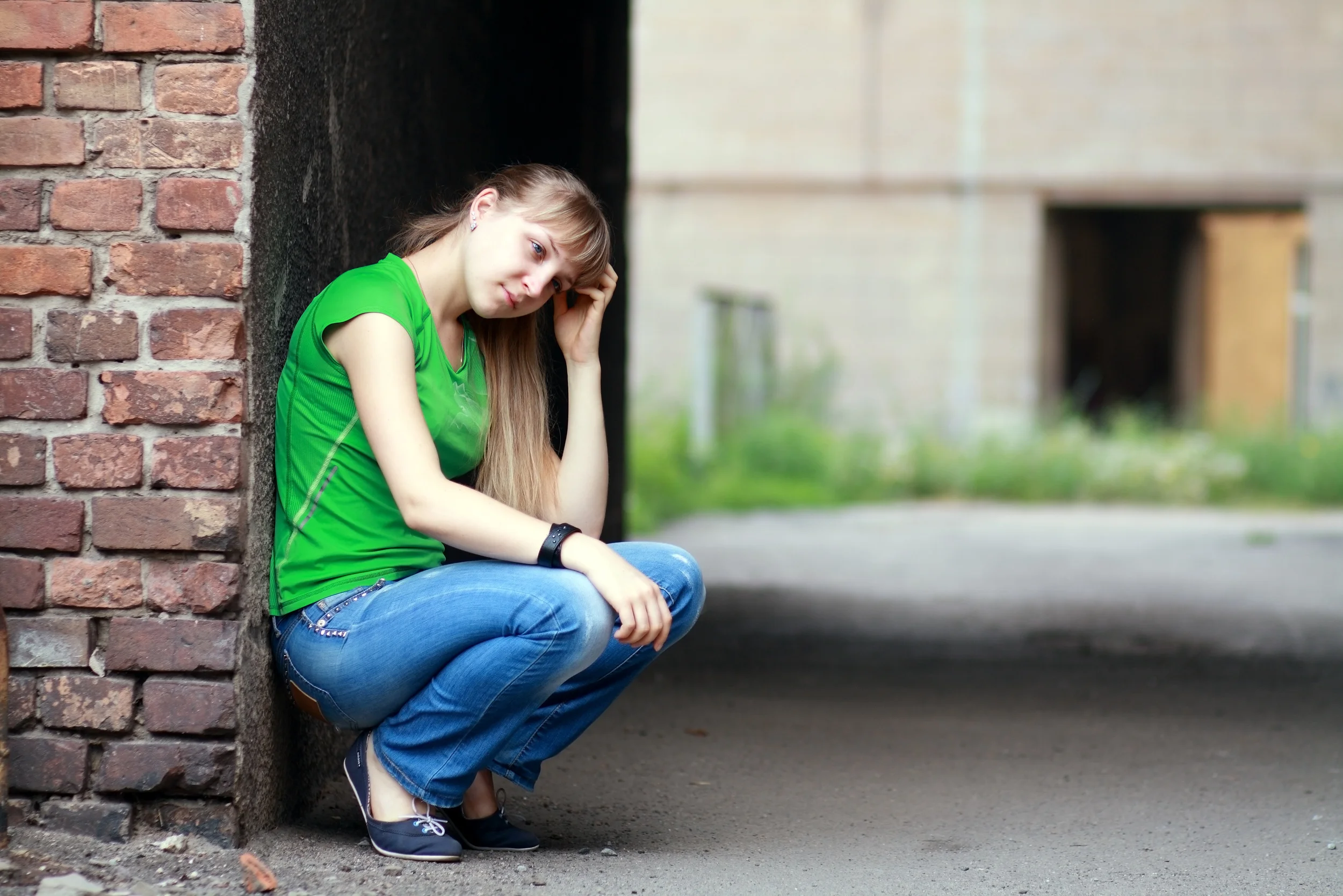 Подросток плачет. Грустный подросток. Подростки в школе. Андрогензависимая алопеция. Взросление девочки-подростка.