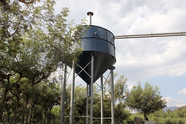Now, more than ever, we see the importance of taking care of our one and only 🌎 and being environmentally responsible with our practices and processes.
&bull;
Did you know that all the parchment of  our dry mill is directed to this silo in order to 