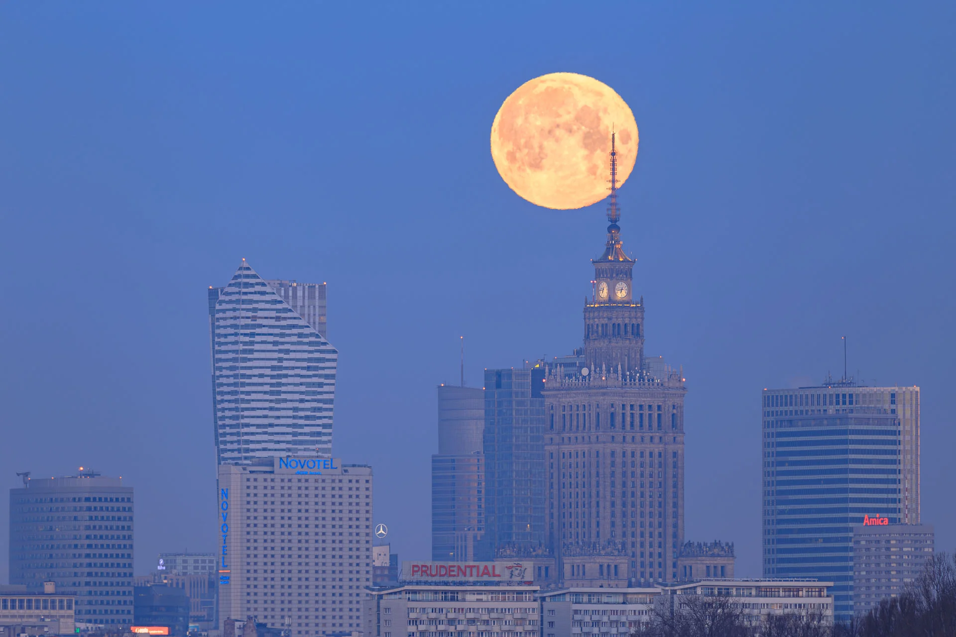 Zachód księżyca za iglicą PKiN . Iso 100; 600 mm; f/6,3, 1,0s