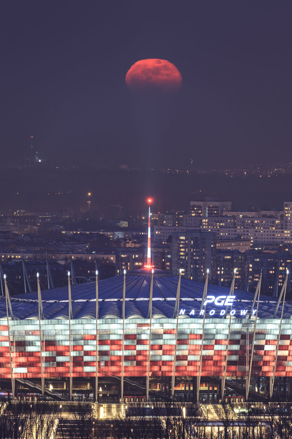  Wschód księzyca n ad PGE Narodowym.&nbsp;Iso 800; 450 mm; f/6,3; 2,0s&nbsp; 