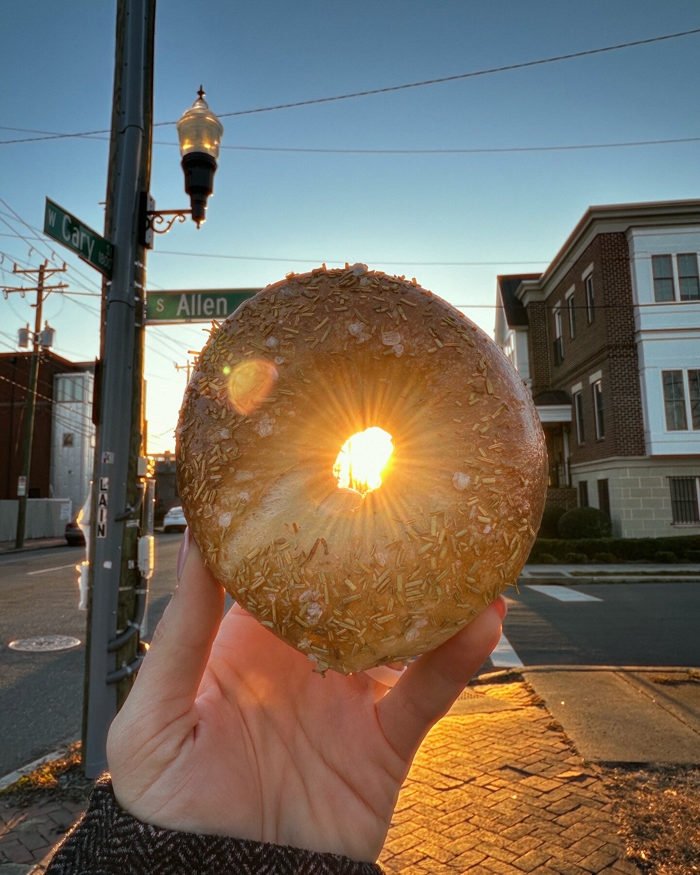 ☀️Some mornings you need the sunrise through a Rosemary &amp; Sea Salt bagel. 

We hope everyone in our RVA community has an amazing week! 💛

#bagel #bagels #rosemaryandseasalt #community #communitylove #rva #rvafood #rvafoodie