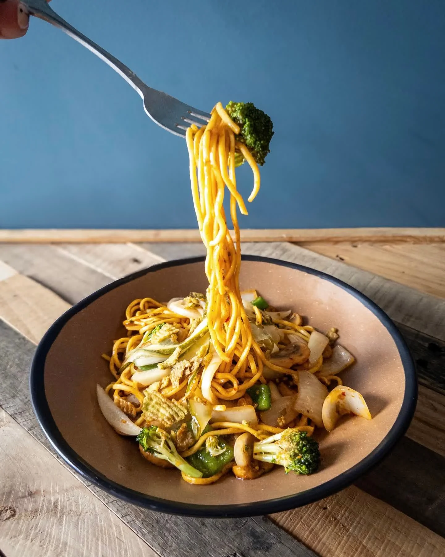 PAD KEE GROWL NOODLE BOWL
house drunken style yakisoba noodles in a spicy chili garlic sauce with saut&eacute;ed broccoli, green bell pepper, onion, and mushroom topped with crispy jalape&ntilde;os and garlic pickles. 
Pair with TANGERINE RADLER, Jui