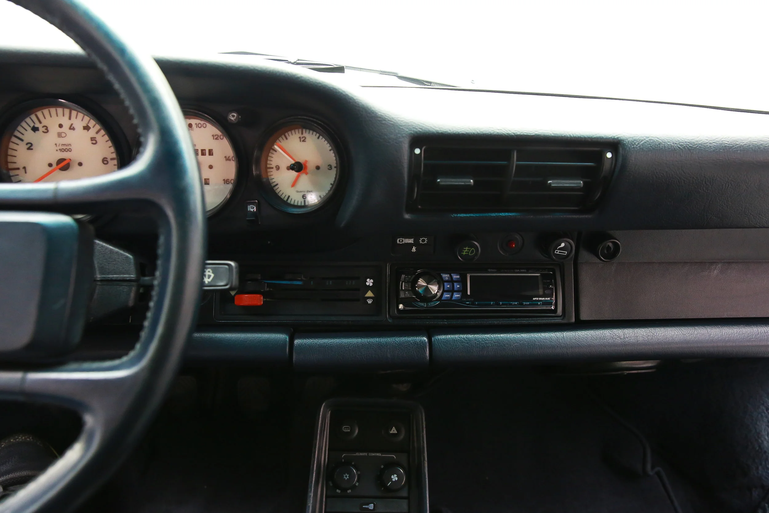 ROBERT_BASSAM_PORSCHE_930_1988_WHITE (31).jpg