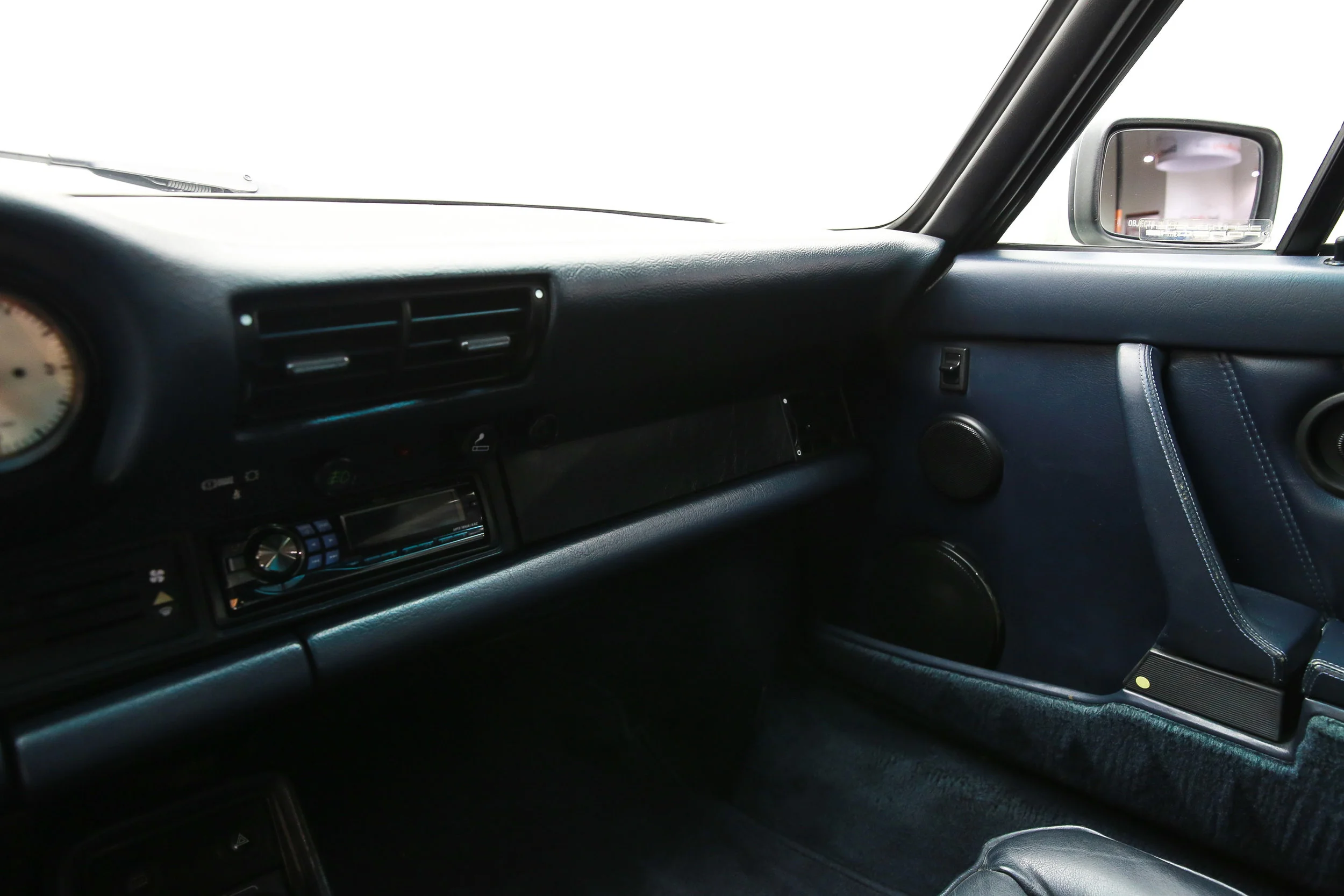 ROBERT_BASSAM_PORSCHE_930_1988_WHITE (34).jpg