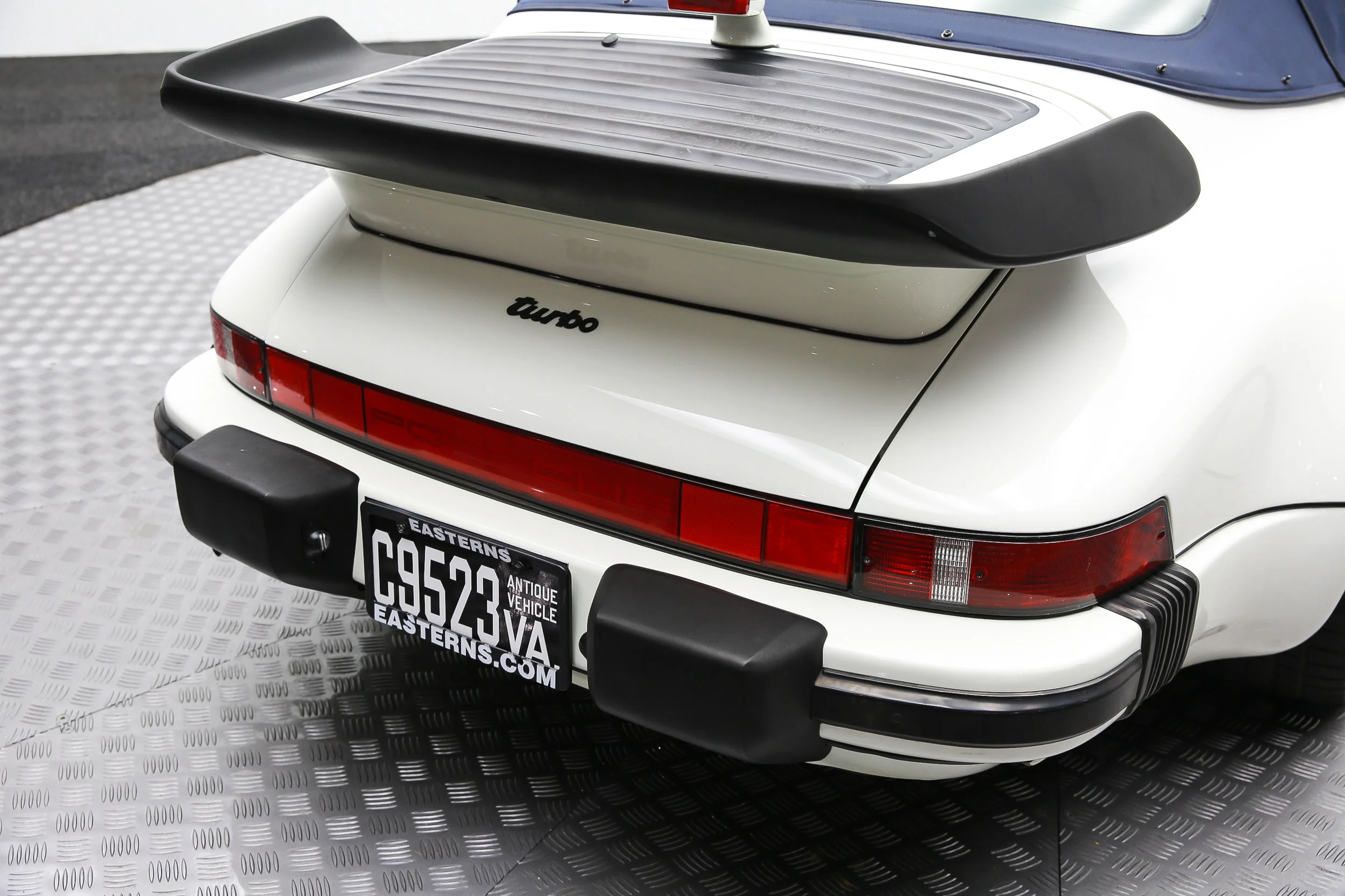 ROBERT_BASSAM_PORSCHE_930_1988_WHITE (39).jpg