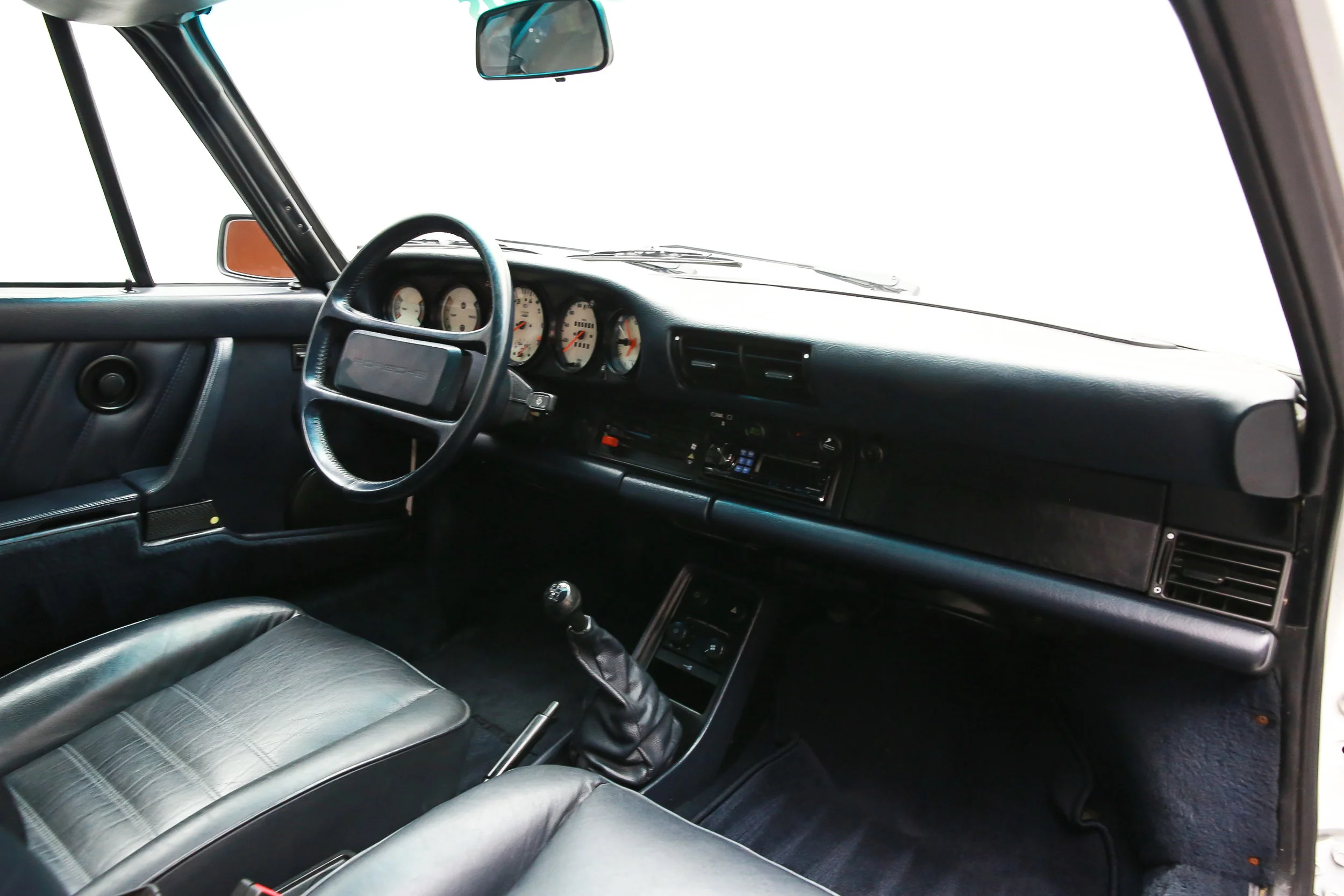 ROBERT_BASSAM_PORSCHE_930_1988_WHITE (41).jpg