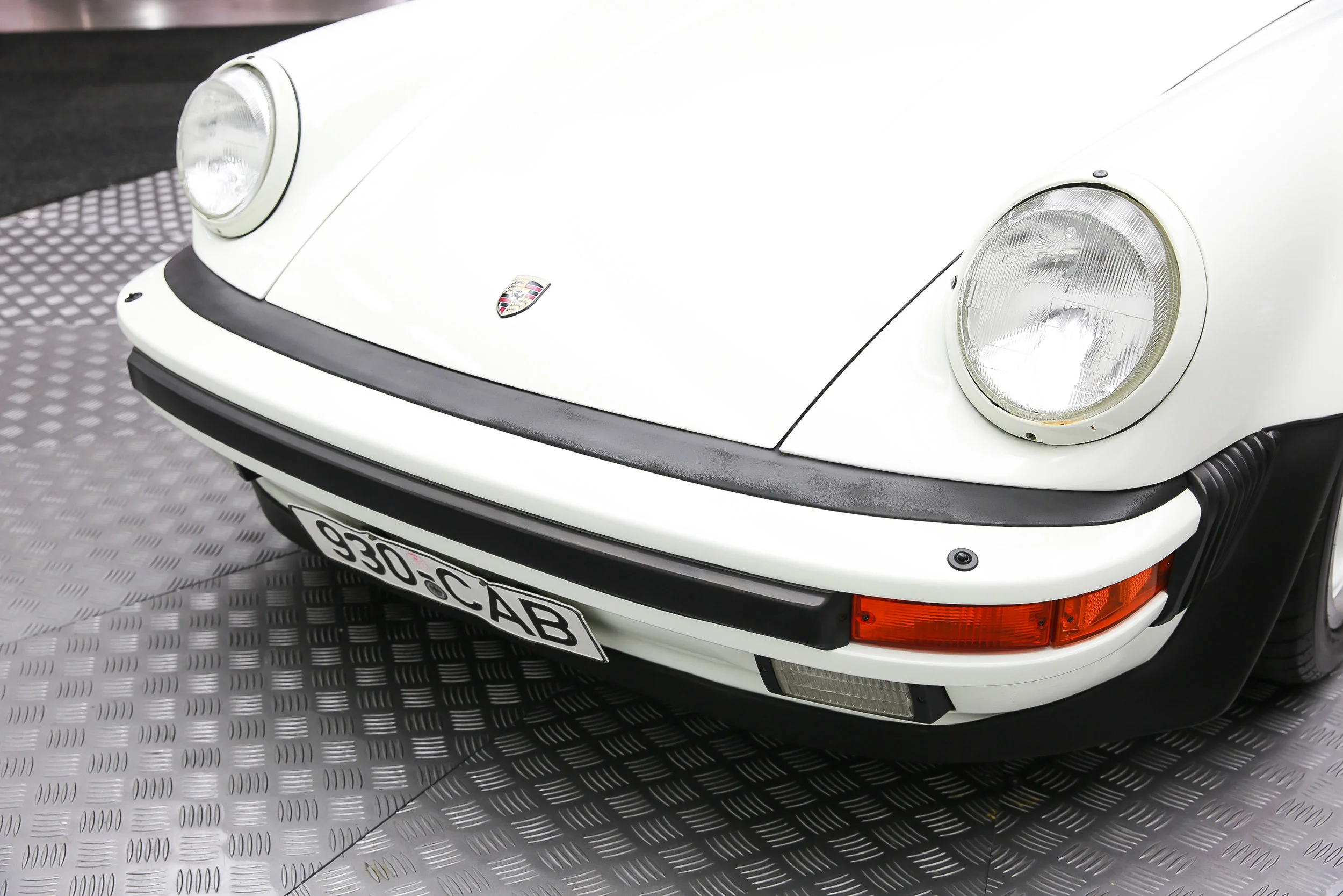 ROBERT_BASSAM_PORSCHE_930_1988_WHITE (43).jpg