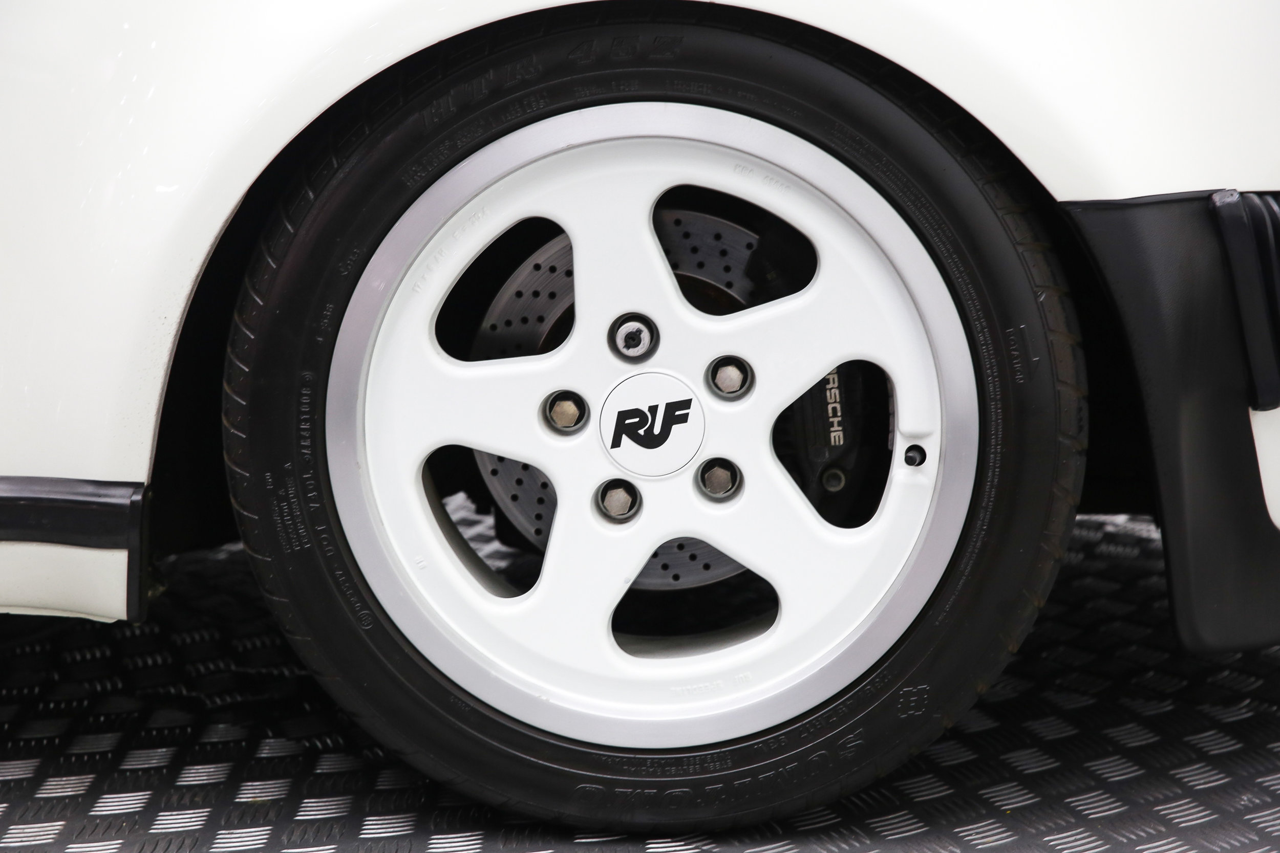 ROBERT_BASSAM_PORSCHE_930_1988_WHITE (49).jpg