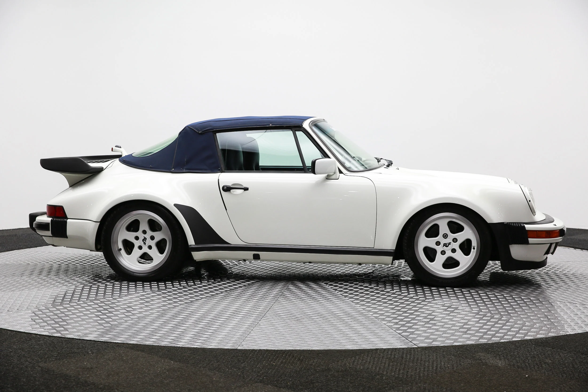 ROBERT_BASSAM_PORSCHE_930_1988_WHITE (51).jpg