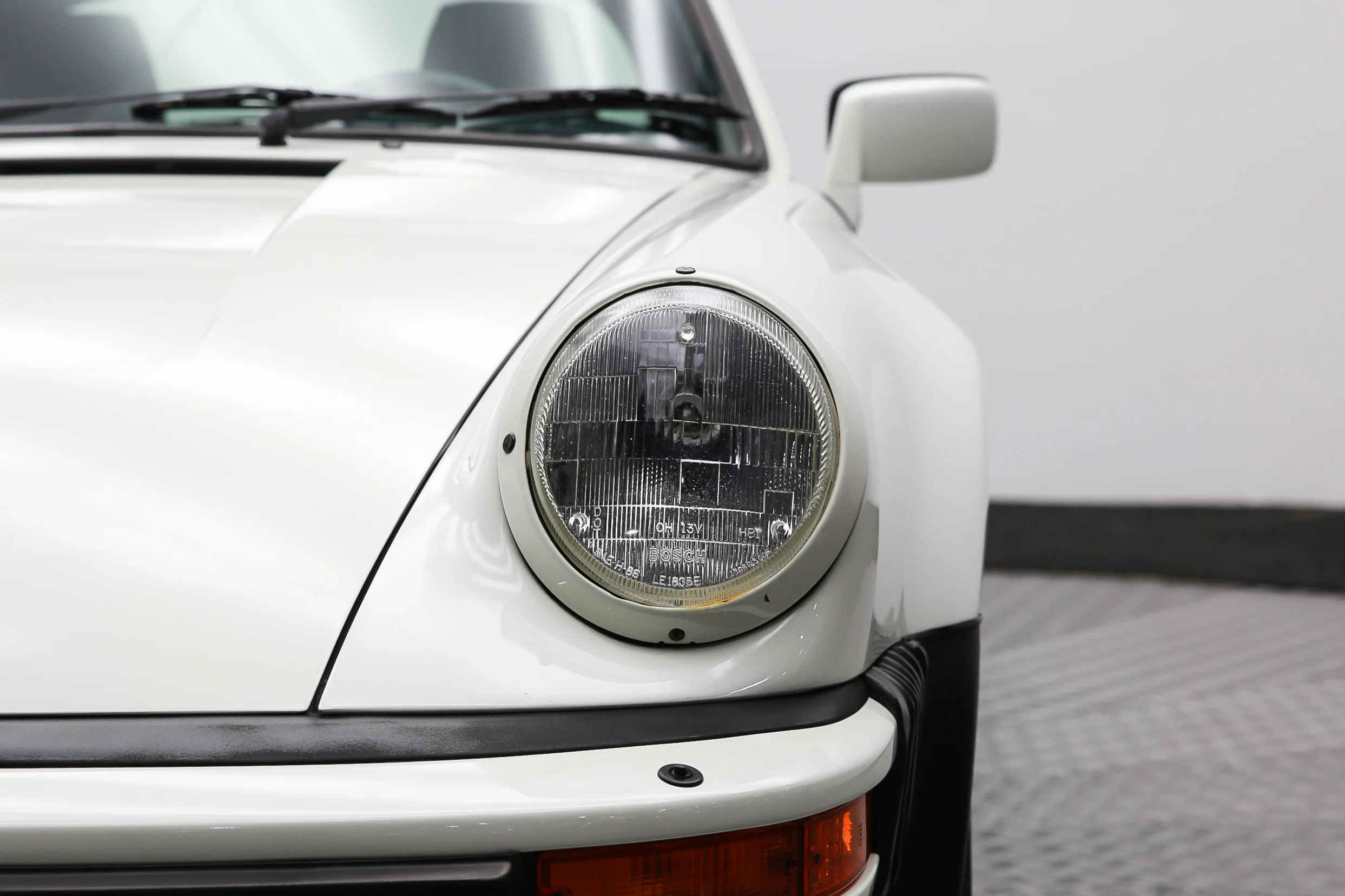 ROBERT_BASSAM_PORSCHE_930_1988_WHITE (60).jpg