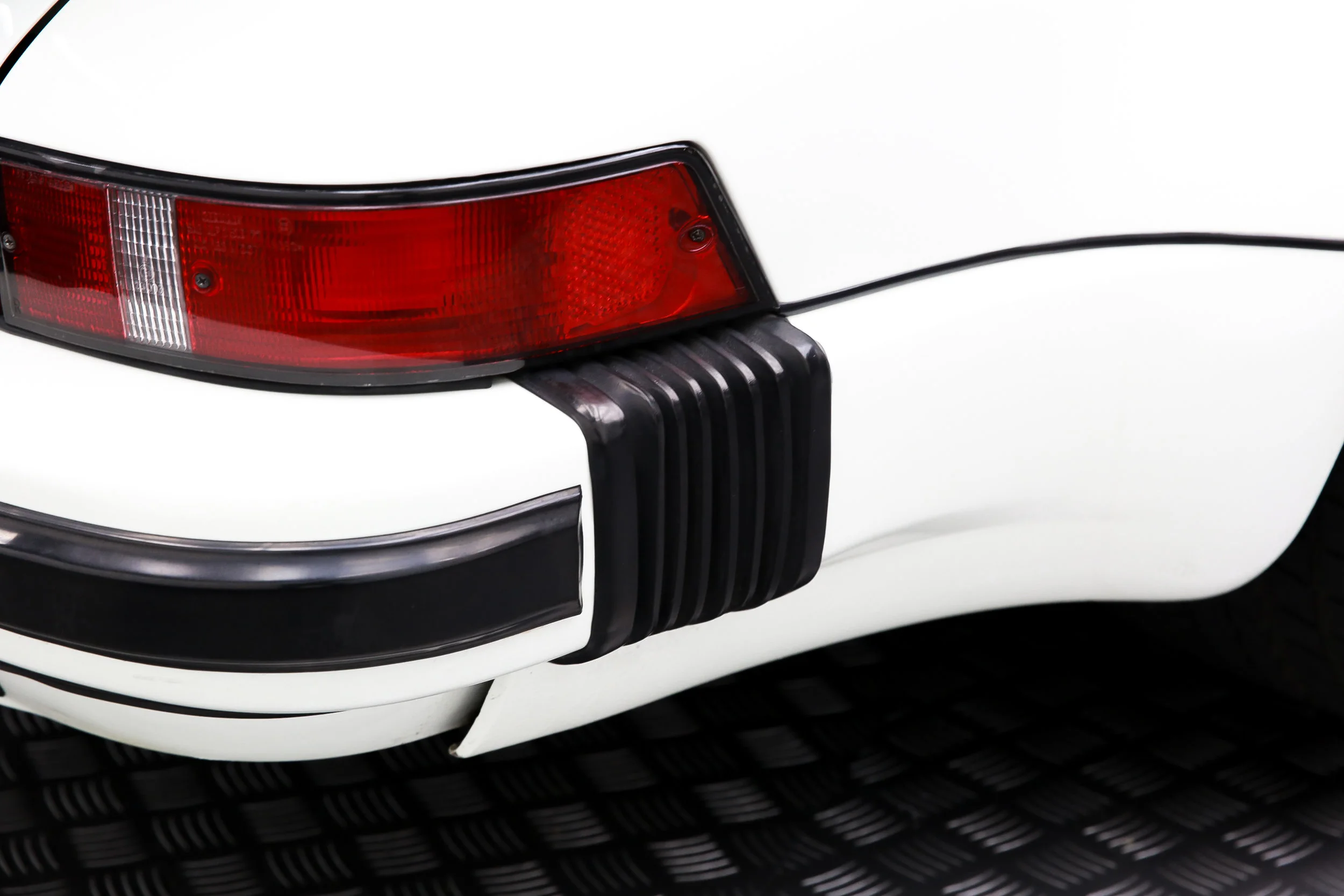 ROBERT_BASSAM_PORSCHE_930_1988_WHITE (62).jpg