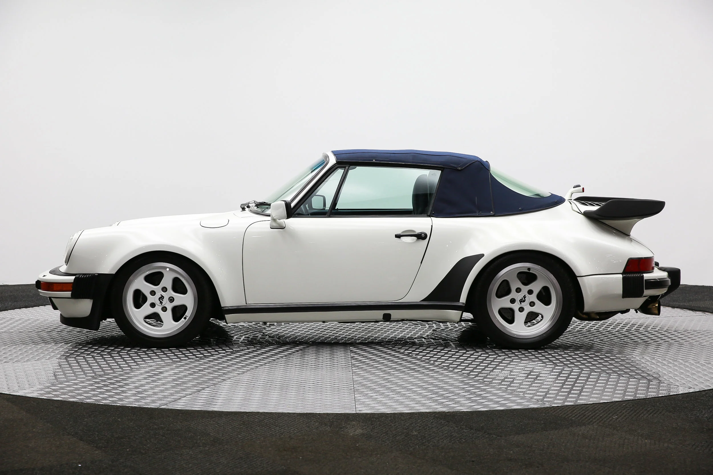 ROBERT_BASSAM_PORSCHE_930_1988_WHITE (63).jpg