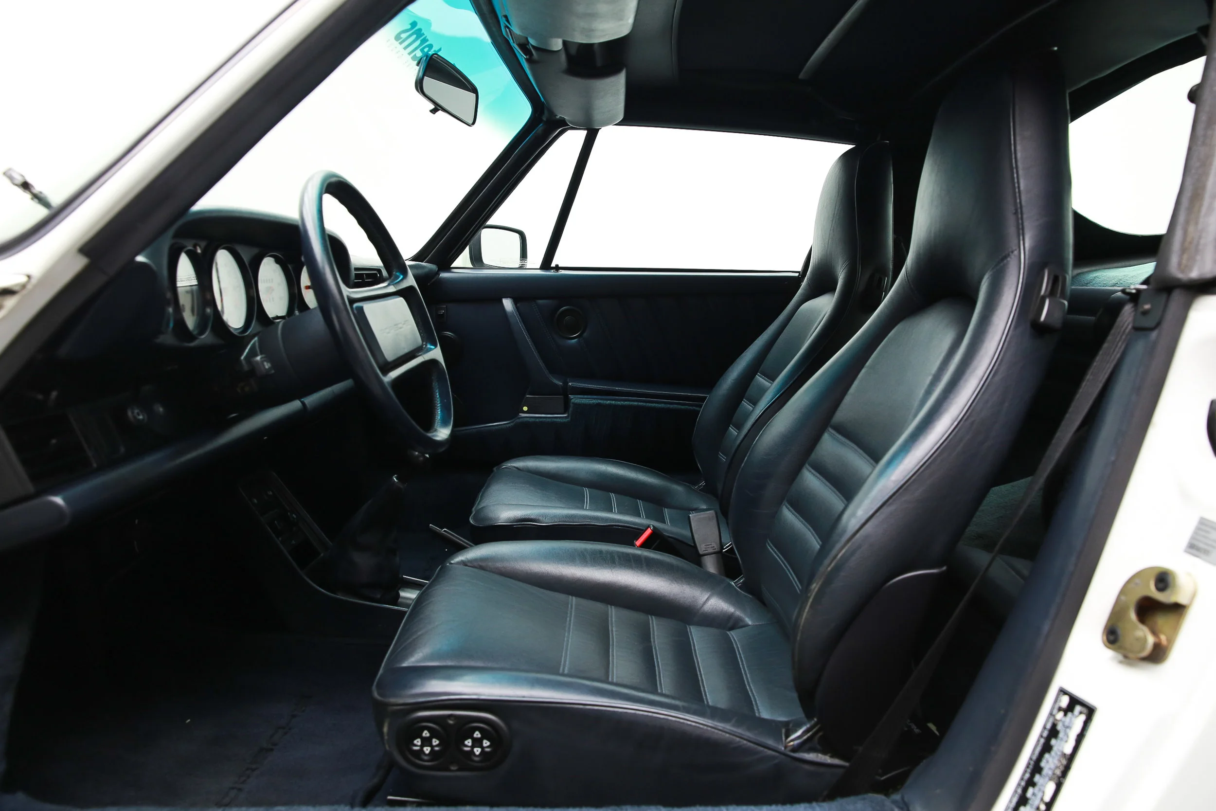 ROBERT_BASSAM_PORSCHE_930_1988_WHITE (64).jpg