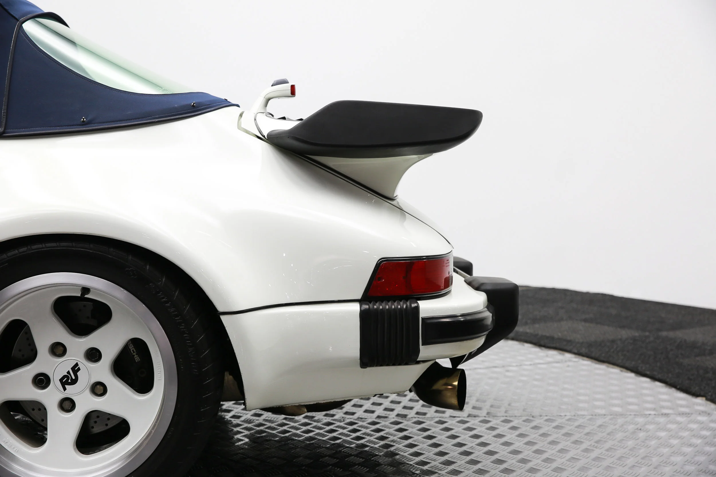 ROBERT_BASSAM_PORSCHE_930_1988_WHITE (65).jpg