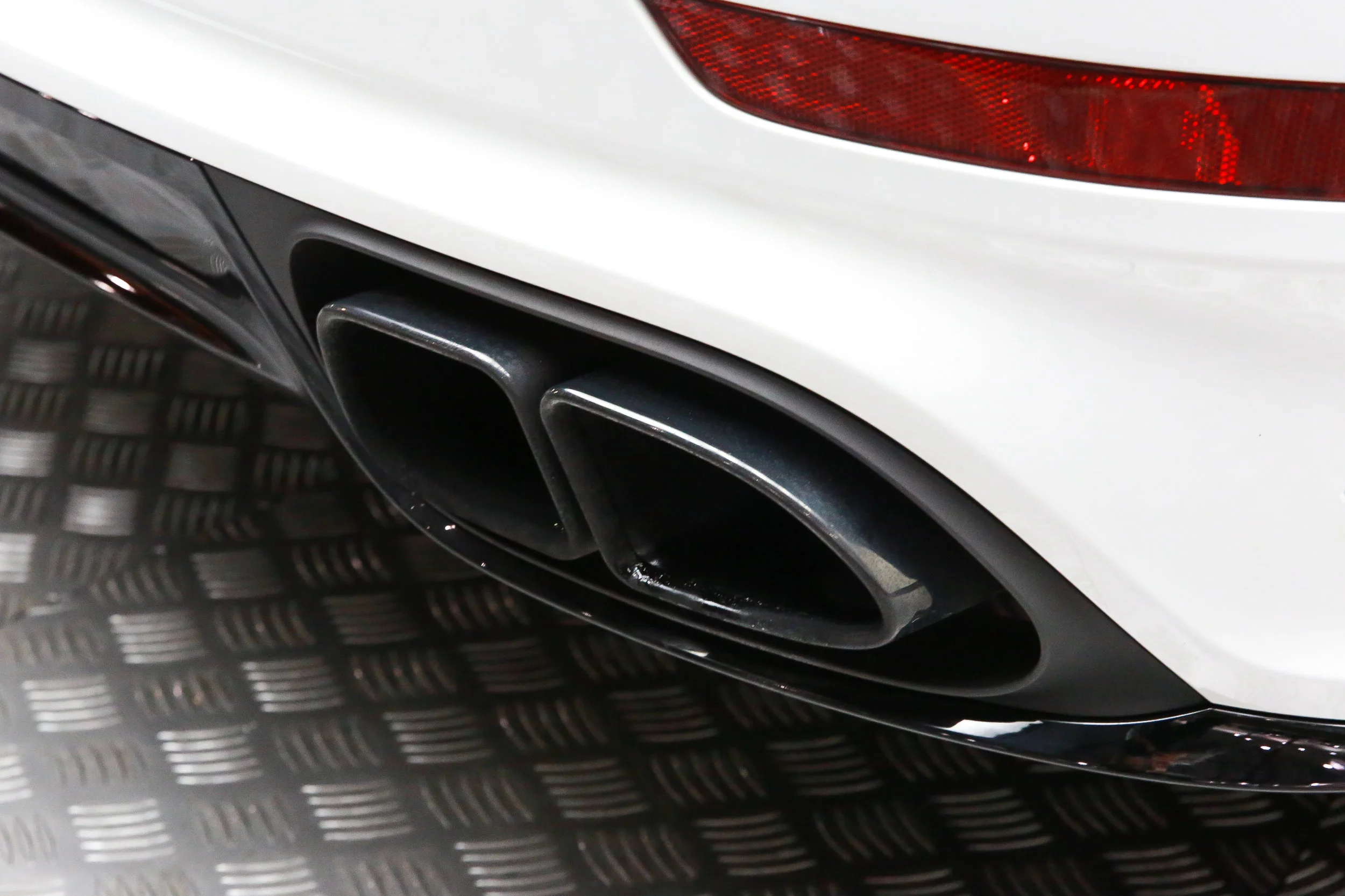 ROBERT_BASSAM_PORSCHE_911_TURBO_S_2014_WHITE (31).jpg