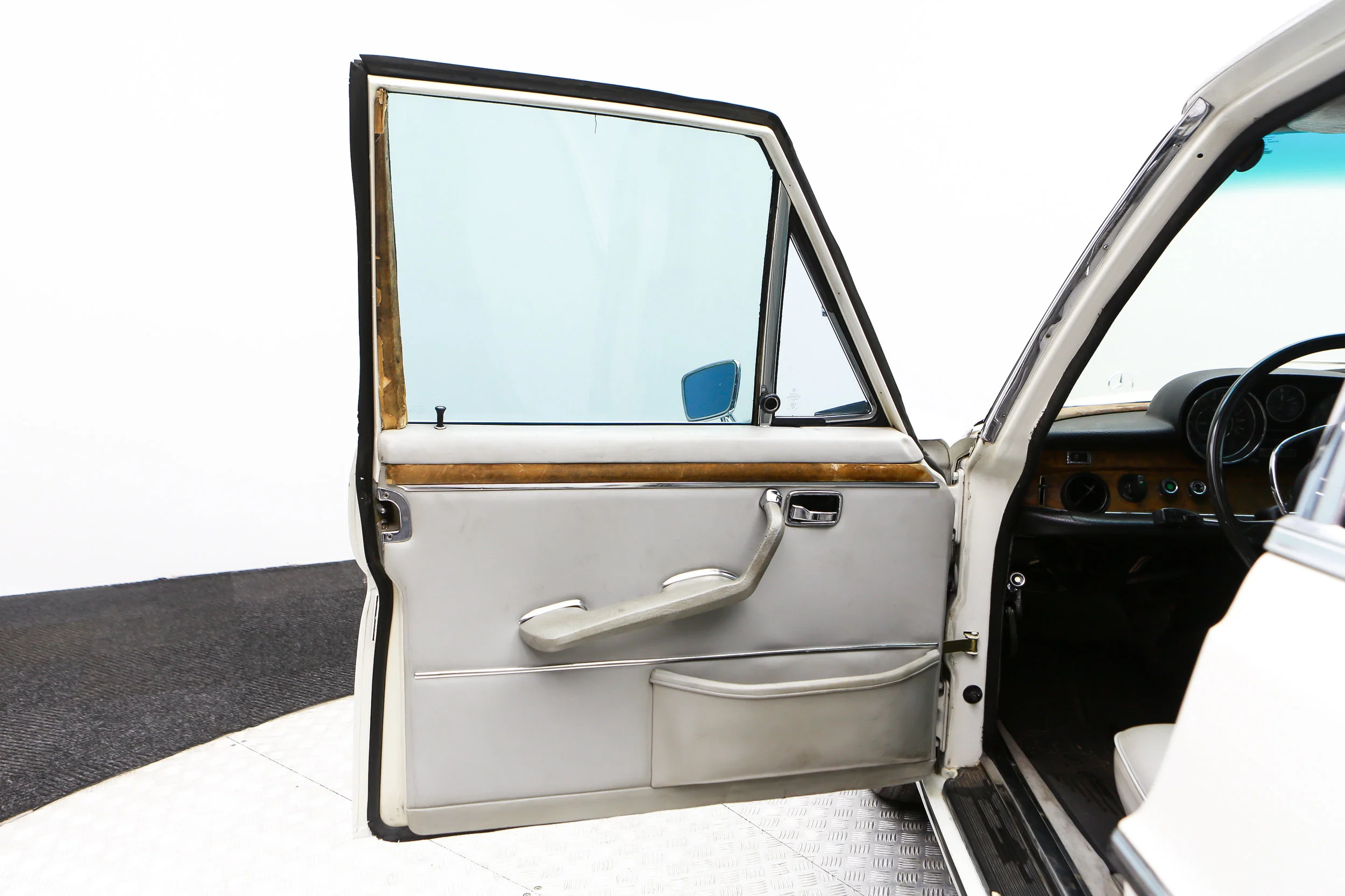 ROBERT_BASSAM_MERCEDES_300SEL_1972_WHITE (6).jpg