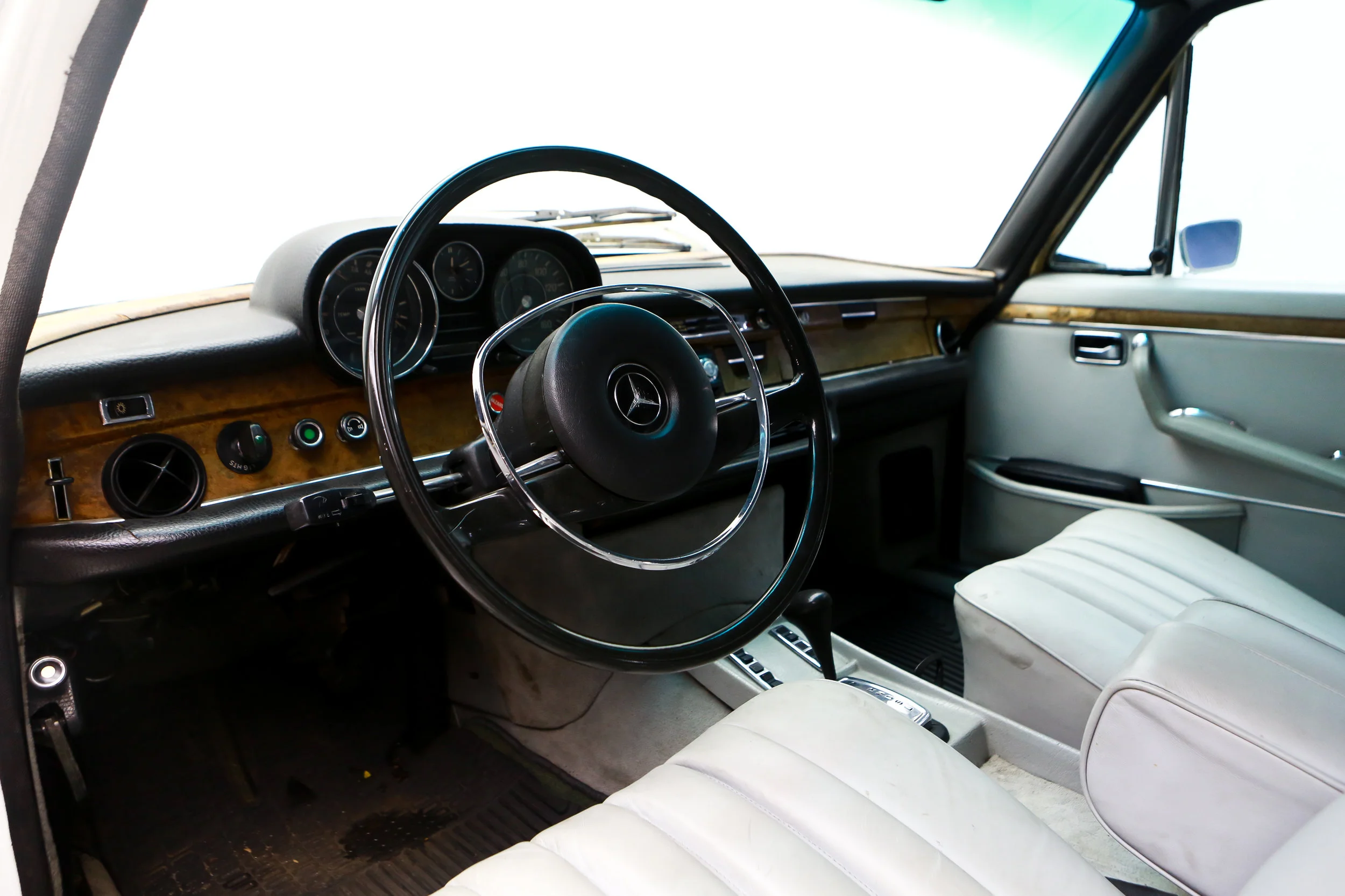 ROBERT_BASSAM_MERCEDES_300SEL_1972_WHITE (7).jpg