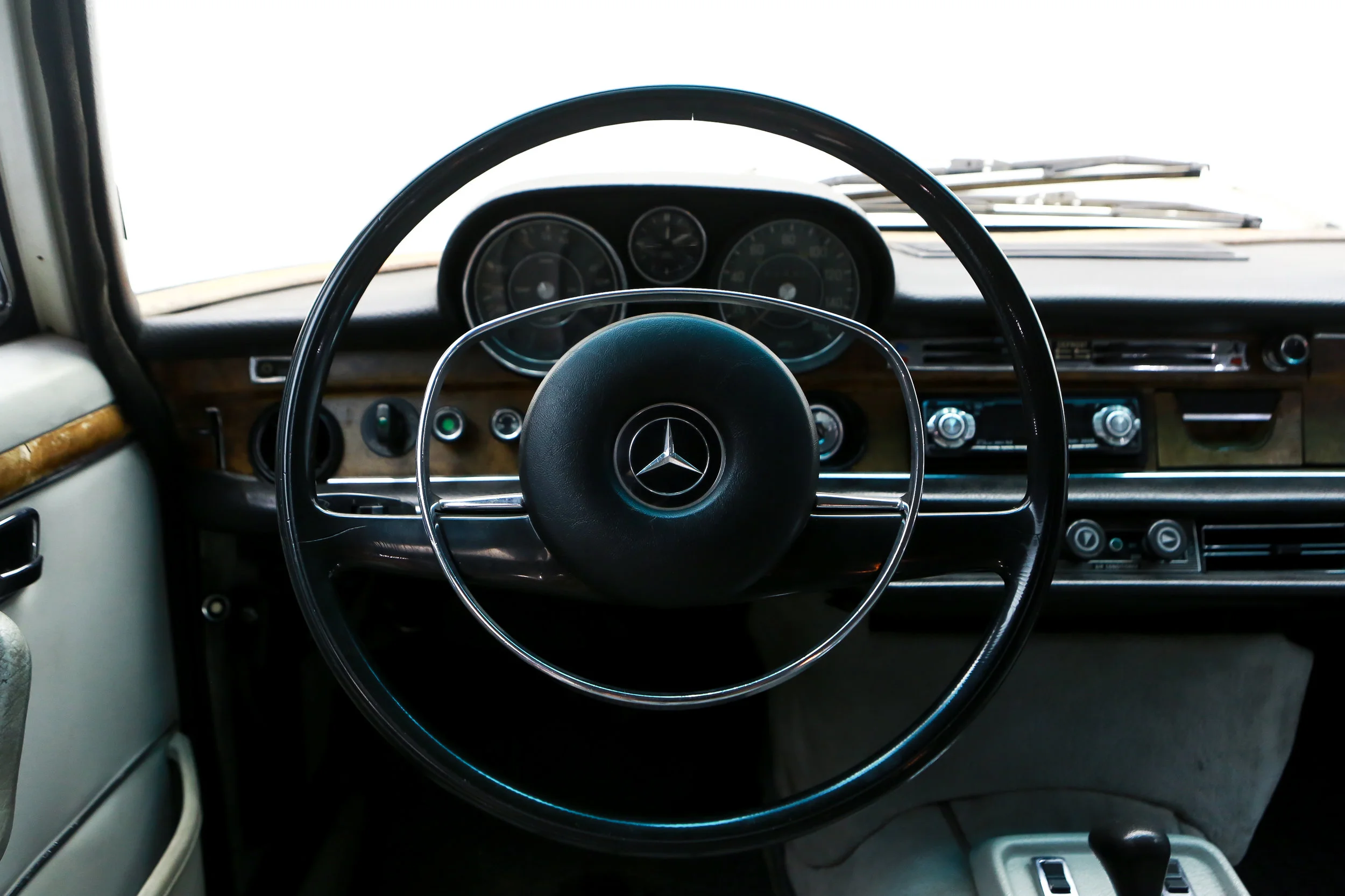 ROBERT_BASSAM_MERCEDES_300SEL_1972_WHITE (10).jpg