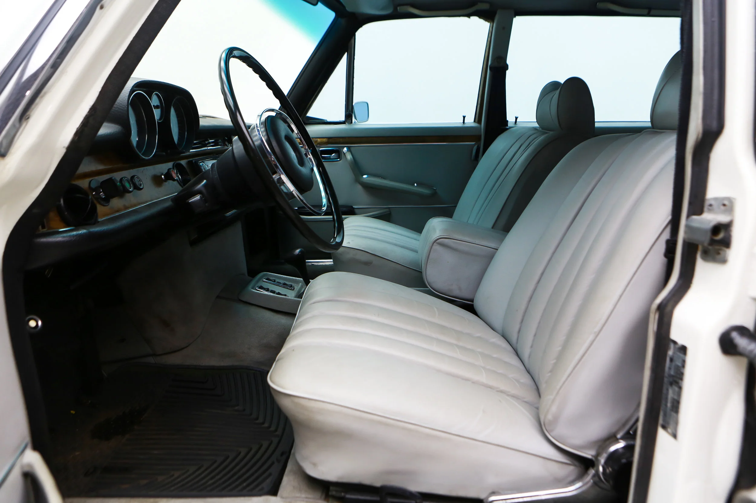 ROBERT_BASSAM_MERCEDES_300SEL_1972_WHITE (8).jpg