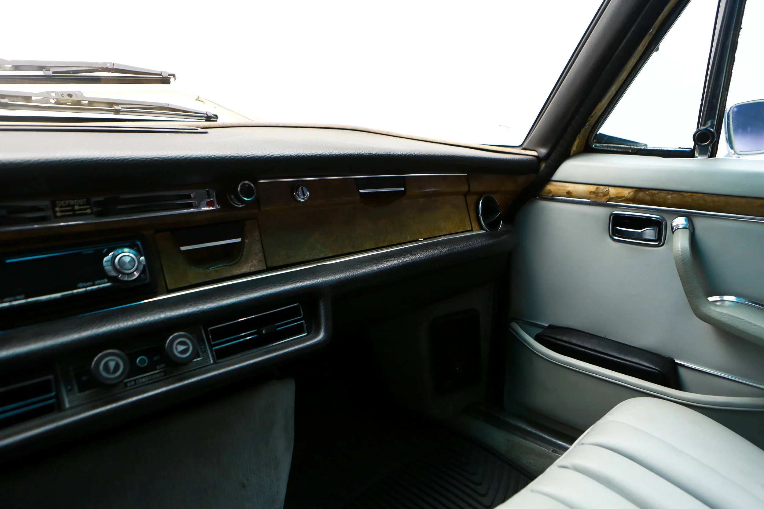 ROBERT_BASSAM_MERCEDES_300SEL_1972_WHITE (18).jpg