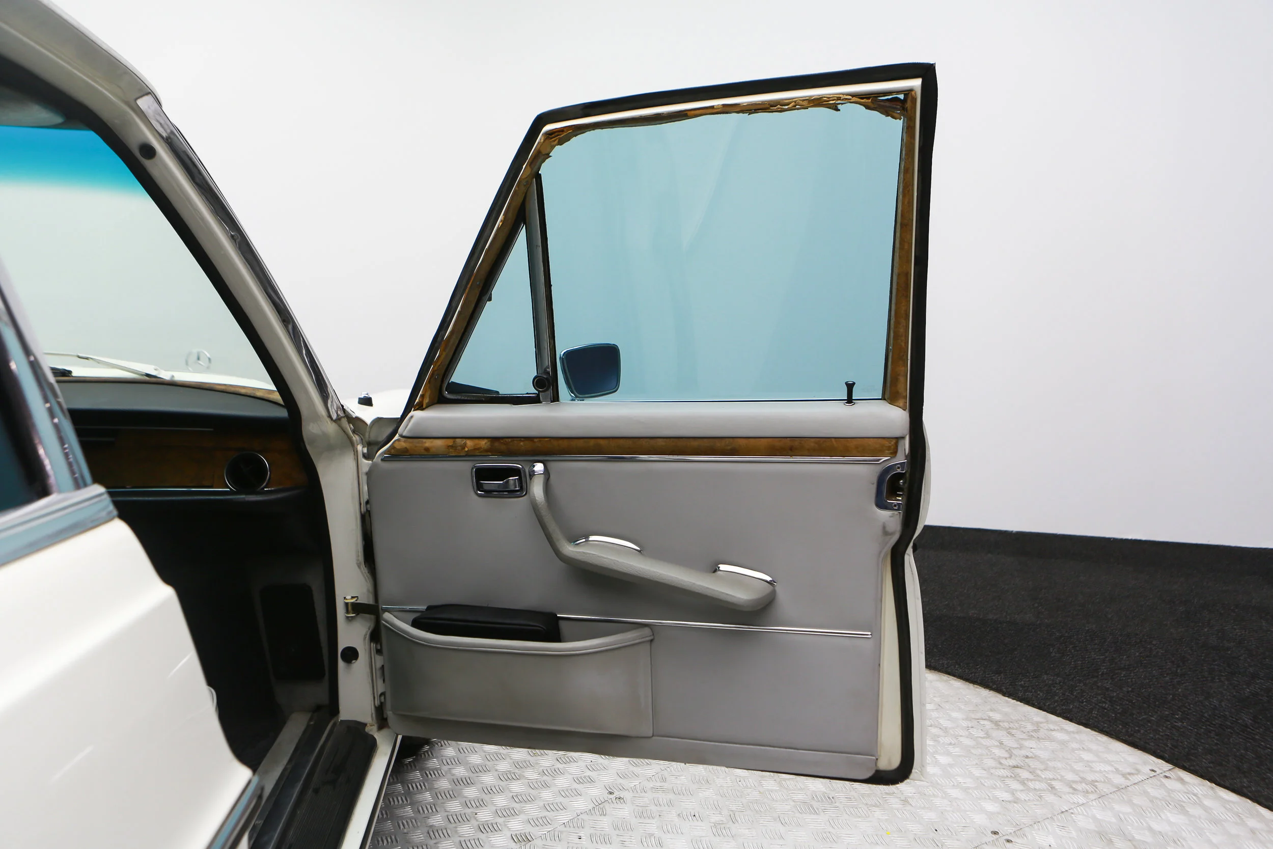 ROBERT_BASSAM_MERCEDES_300SEL_1972_WHITE (27).jpg