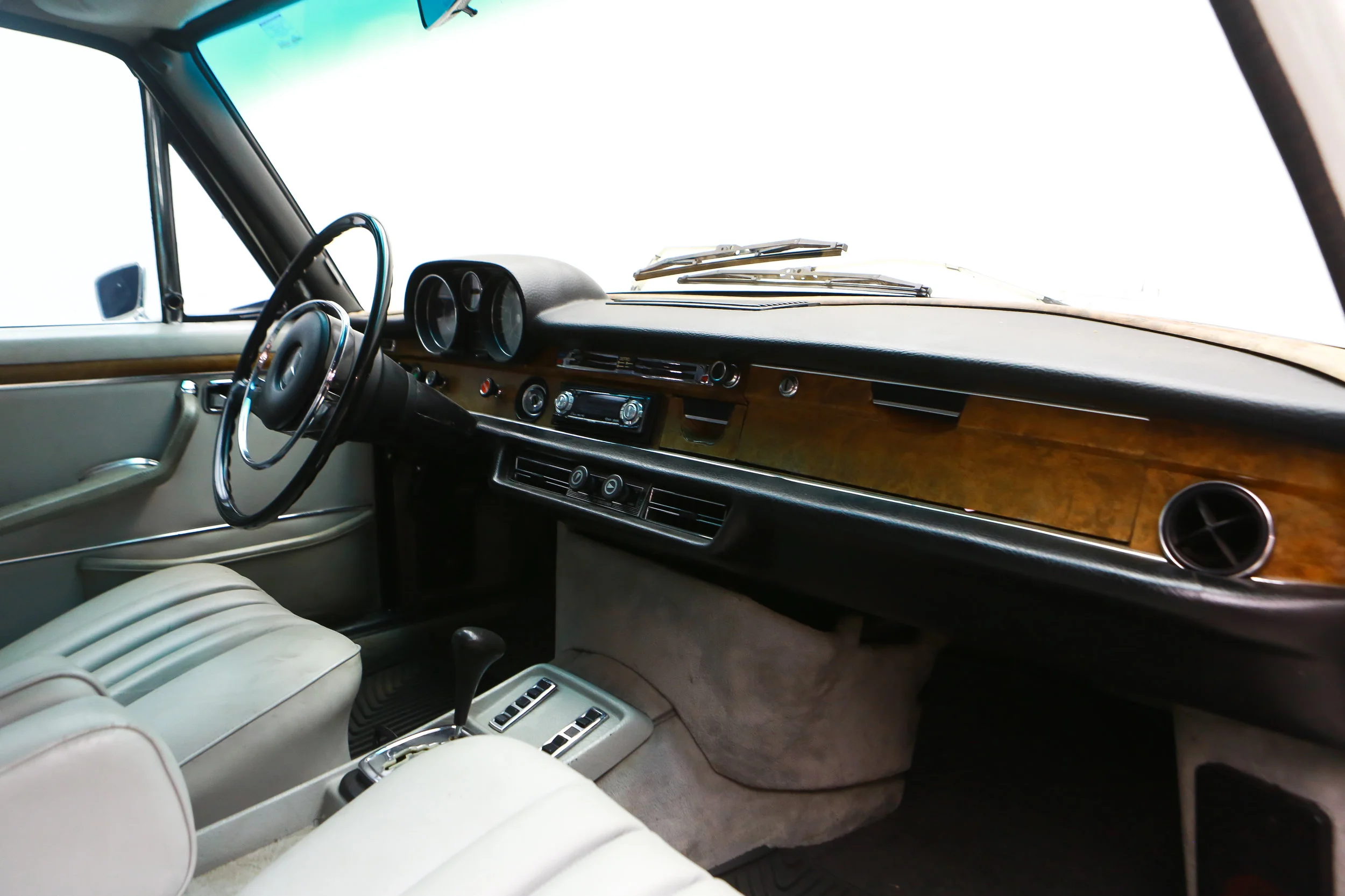 ROBERT_BASSAM_MERCEDES_300SEL_1972_WHITE (28).jpg
